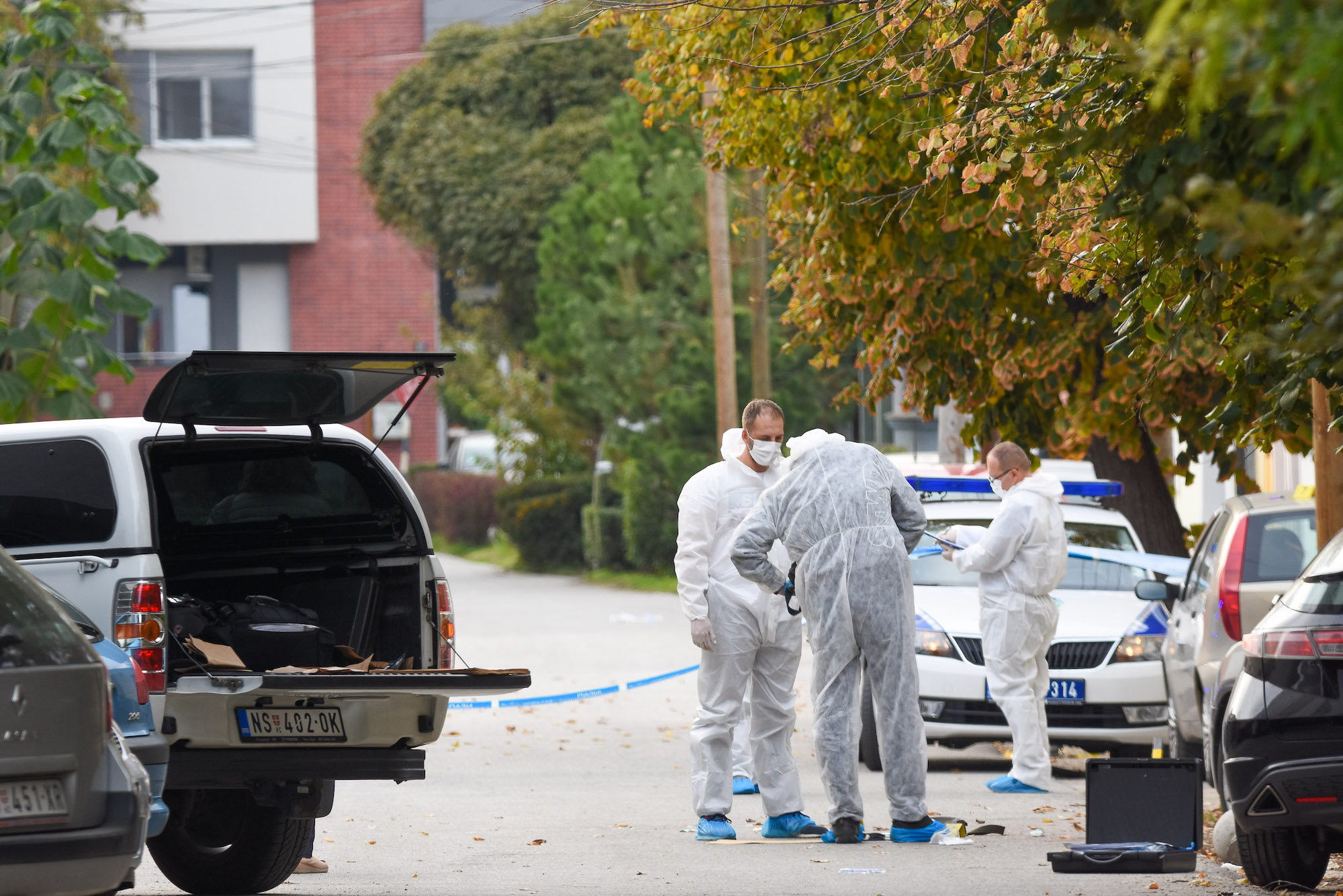 Novi Sad 21.10.2020 Uvidjaj policije posle pucnjave u kojoj je ranjen policajac u ulici Save Djisalova foto Nenad Lazic