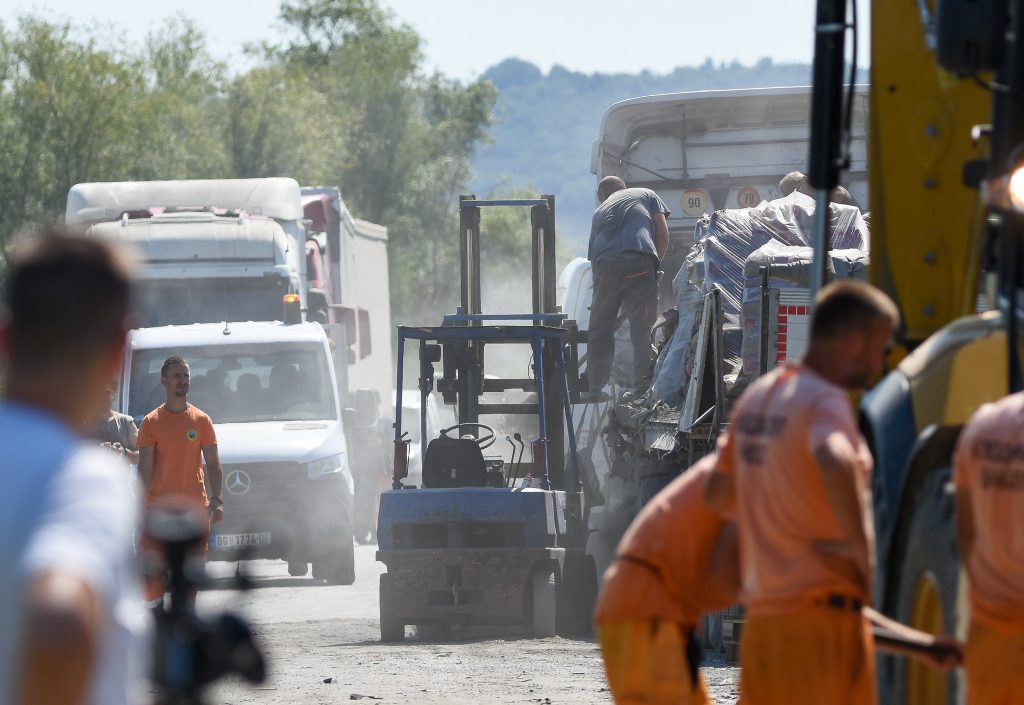 Novi Sad, 28.08.2020. Saobraćajna nesreća kod Sremskih Karlovaca, sudar kamiona i autobusa jedna osoba poginula Foto: Nenad Lazić