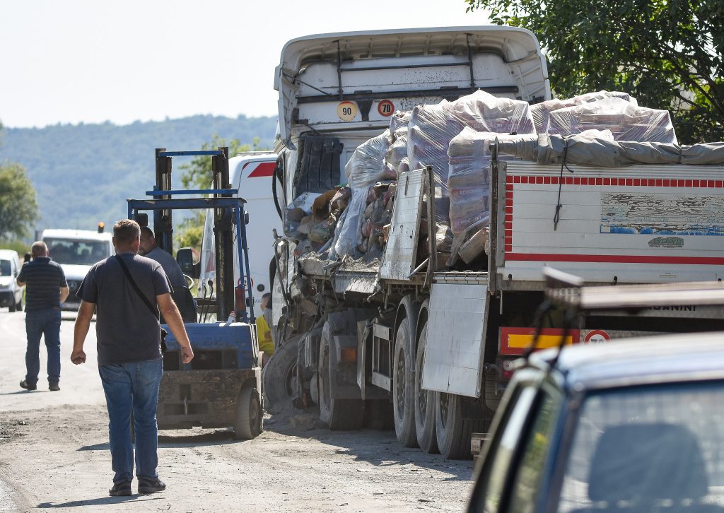 Novi Sad, 28.08.2020. Saobraćajna nesreća kod Sremskih Karlovaca, sudar kamiona i autobusa jedna osoba poginula Foto: Nenad Lazić