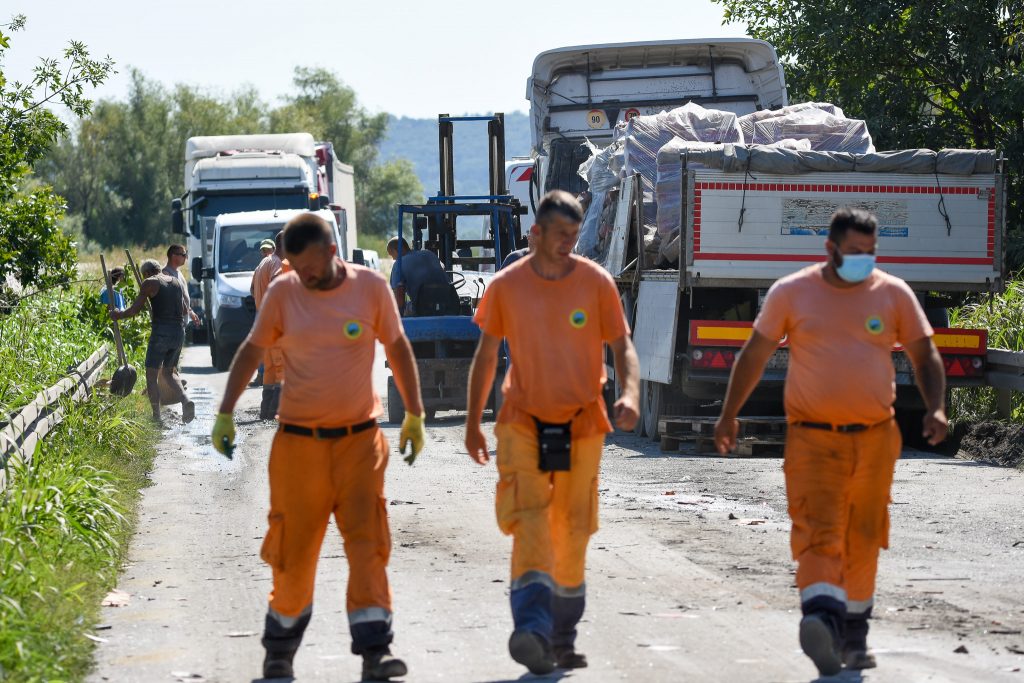 Novi Sad, 28.08.2020. Saobraćajna nesreća kod Sremskih Karlovaca, sudar kamiona i autobusa jedna osoba poginula Foto: Nenad Lazić