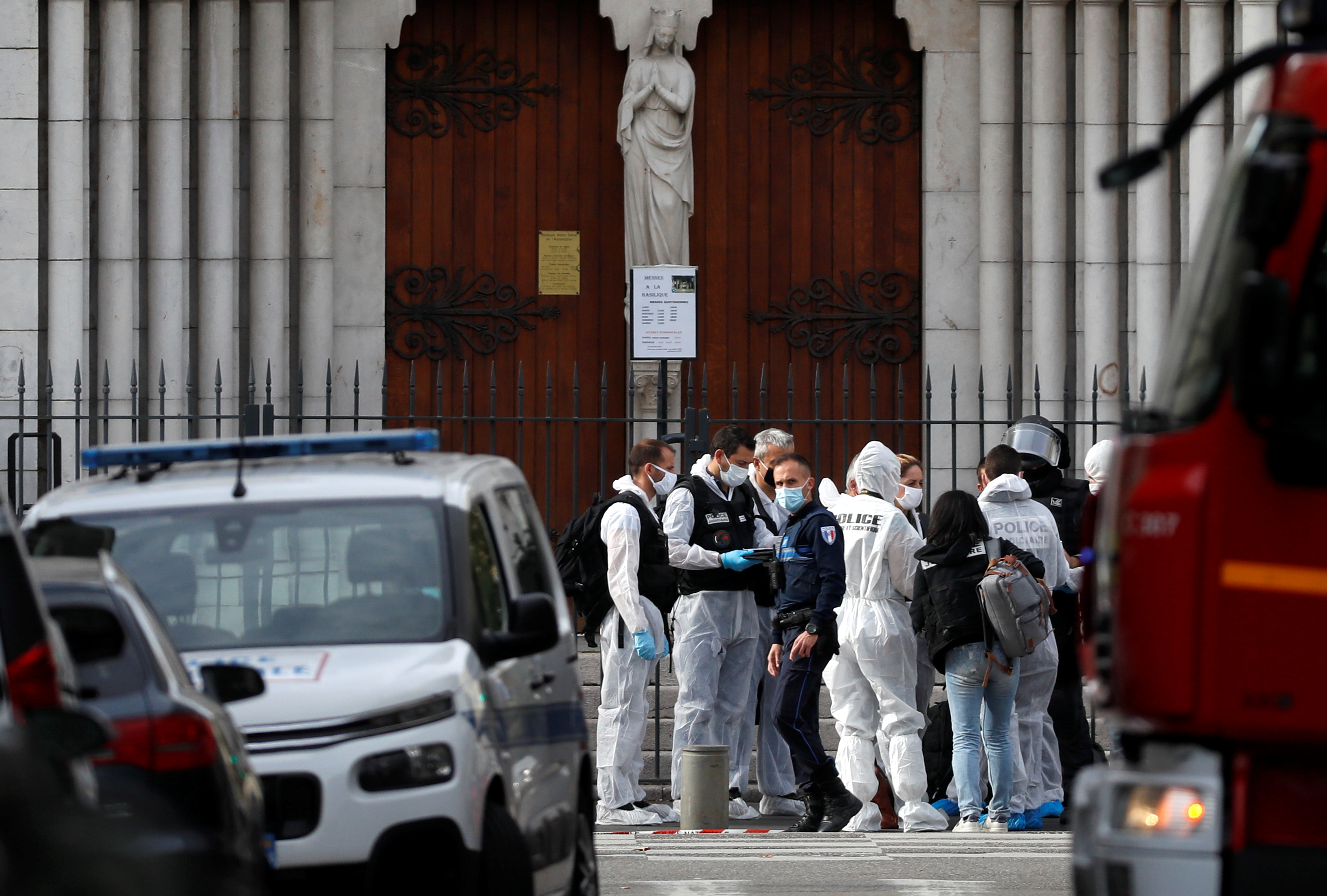 Nica, napad nožem, nož, Notr Dam
Forensic specialists inspect the area after a reported knife attack at Notre Dame church in Nice, France, October 29, 2020. REUTERS/Eric Gaillard