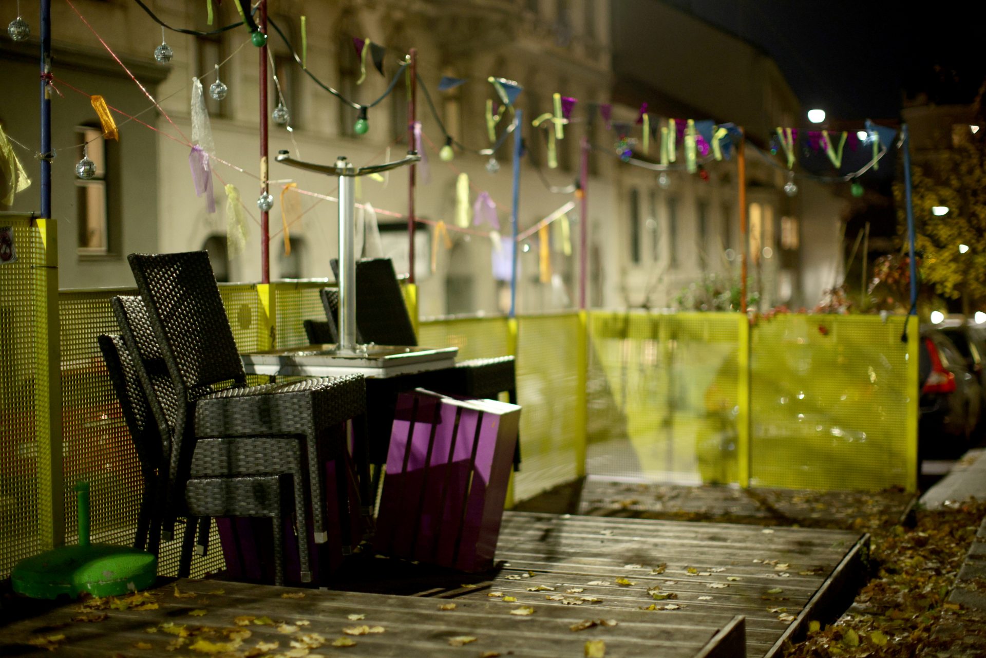 Austrija, koronavirus
Chairs and tables of a closed cafe bar are stacked the evening before the start of the second lockdown amid the coronavirus disease (COVID-19) outbreak in Vienna, Austria, November 2, 2020. REUTERS/Lisi Niesner