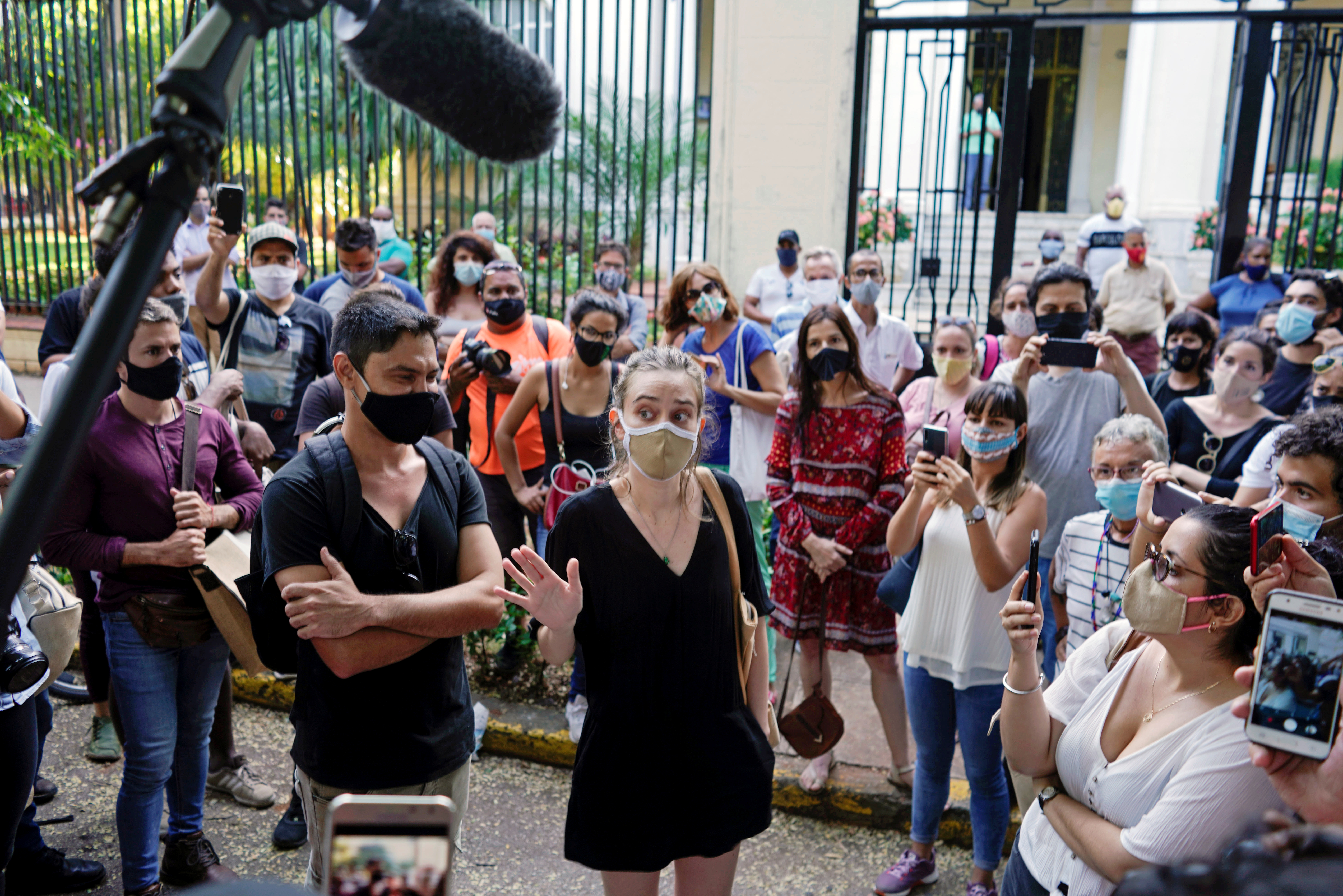 Kuba, umetnici, protest
People gather in front of the culture ministry to show solidarity with dissident artists and to demand a dialogue over limits on freedom of expression, in Havana, Cuba, November 27, 2020. REUTERS/Alexandre Meneghini