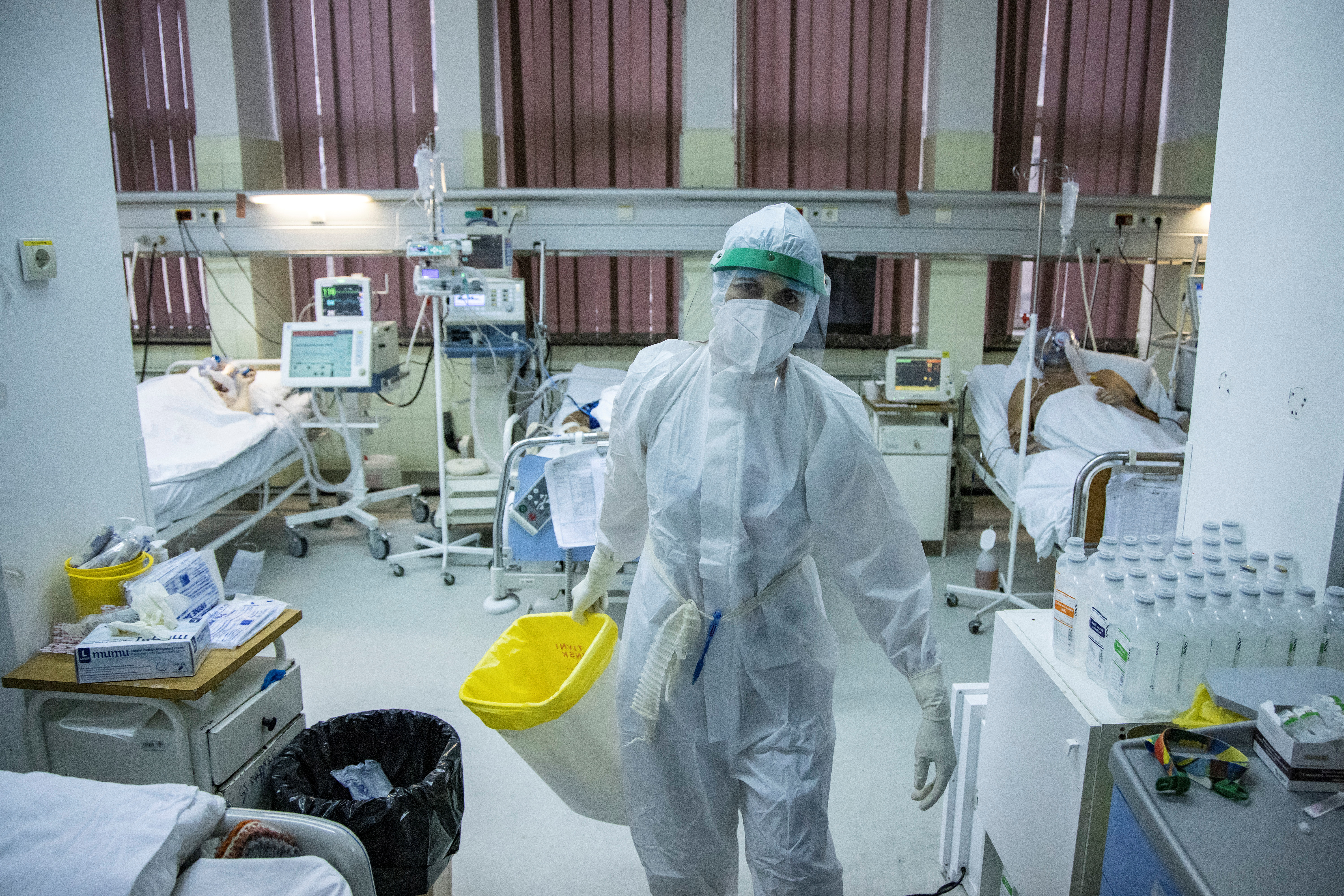 A medical worker treats patients suffering from the coronavirus disease (COVID-19) at Clinical Hospital Center Zemun in Belgrade, Serbia, November 26, 2020. REUTERS/Marko Djurica