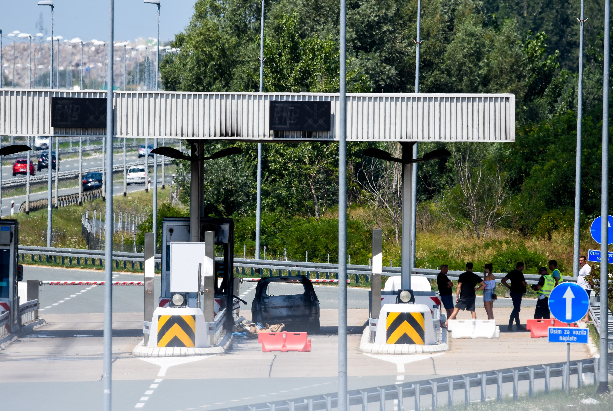 Novi Sad 01. avgust 2020. Izgoreo automobil na naplatnoj rampi na ulazu u Novi Sad ostecena kucica za naplatu putarine foto Nenad Lazic
