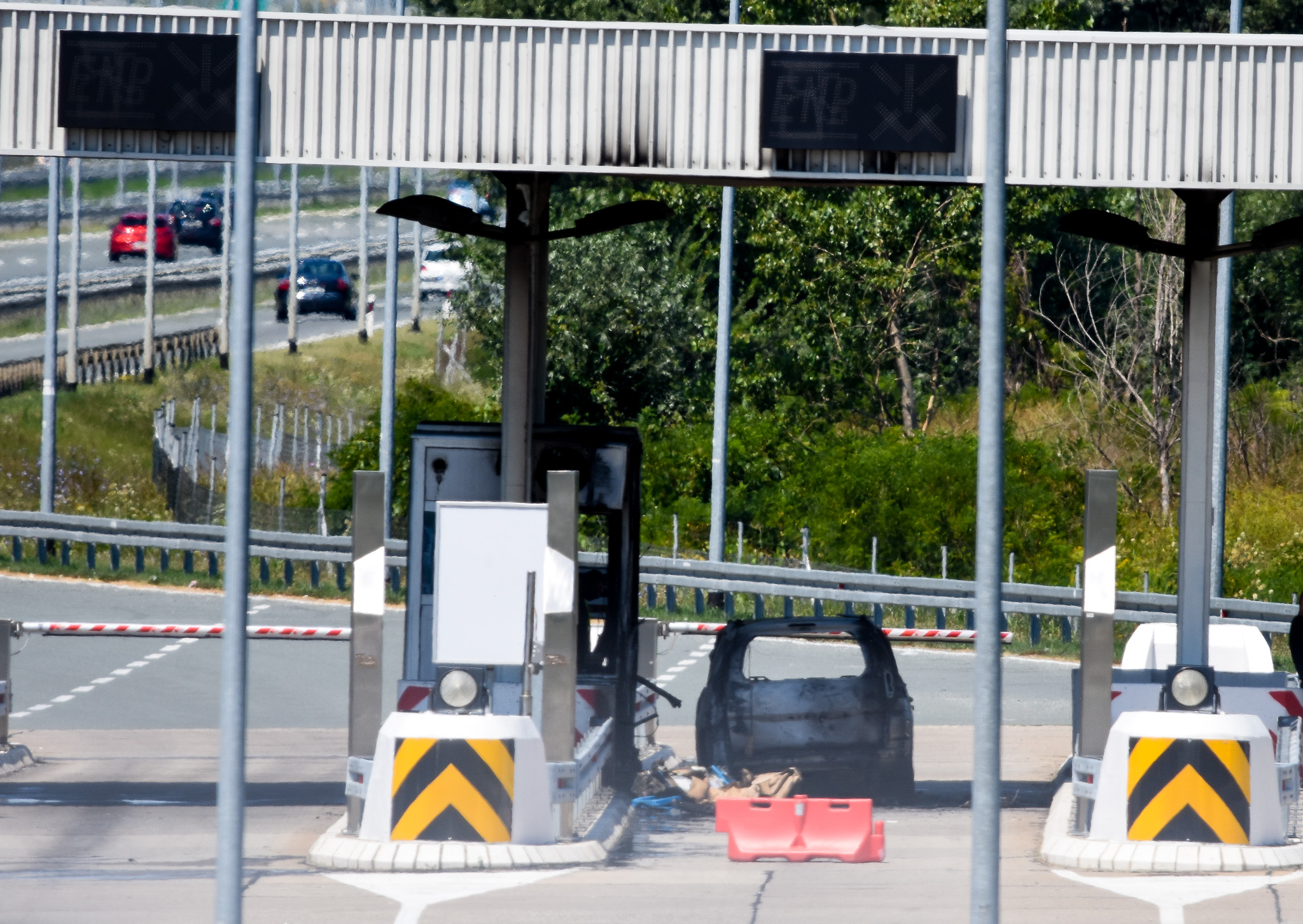 Novi Sad 01. avgust 2020. Izgoreo automobil na naplatnoj rampi na ulazu u Novi Sad ostecena kucica za naplatu putarine foto Nenad Lazic