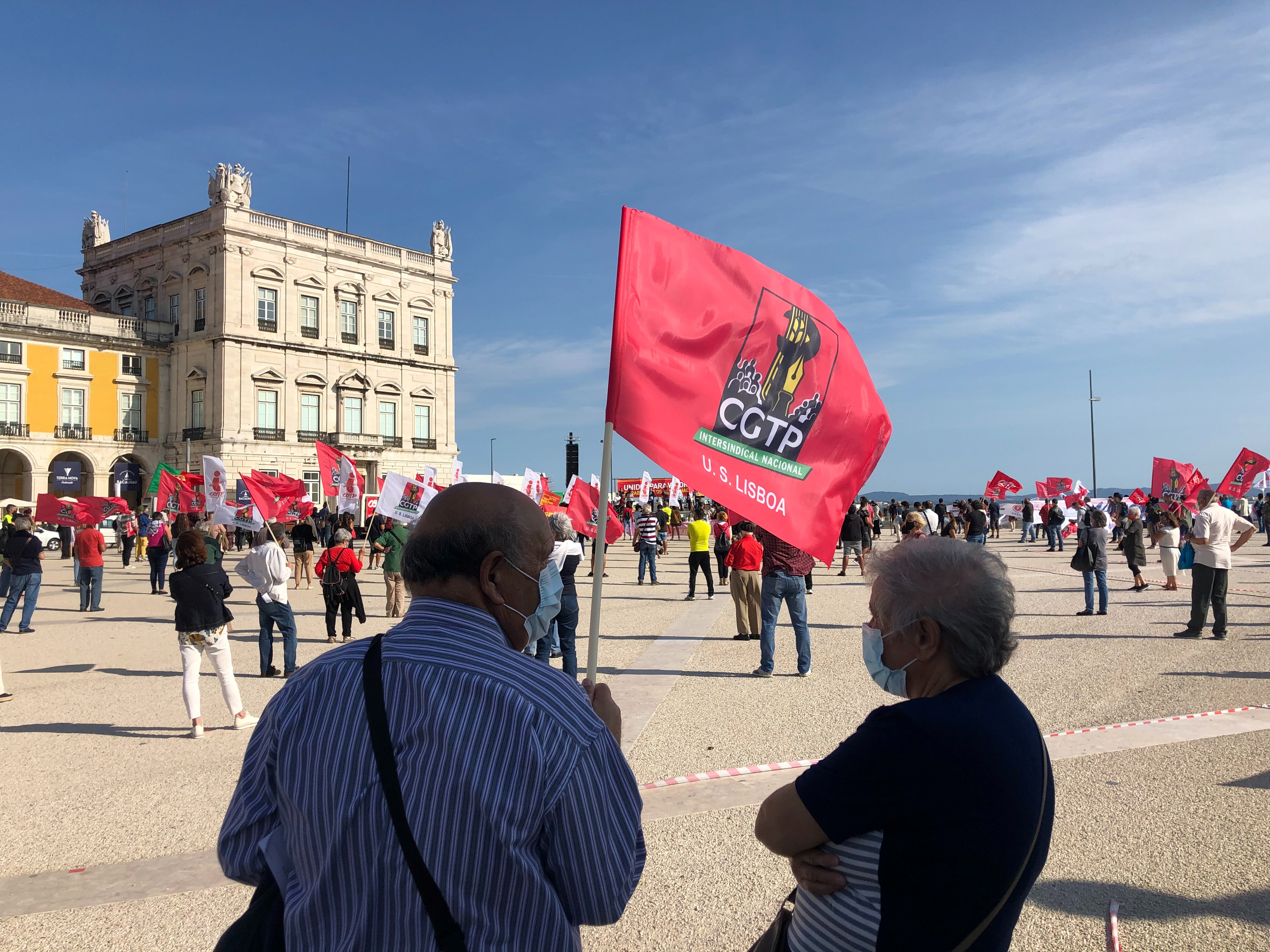 Workers protest to demand higher wages amid the coronavirus disease (COVID-19) pandemic, in Lisbon, Portugal, September 26, 2020. REUTERS/Catarina Demony