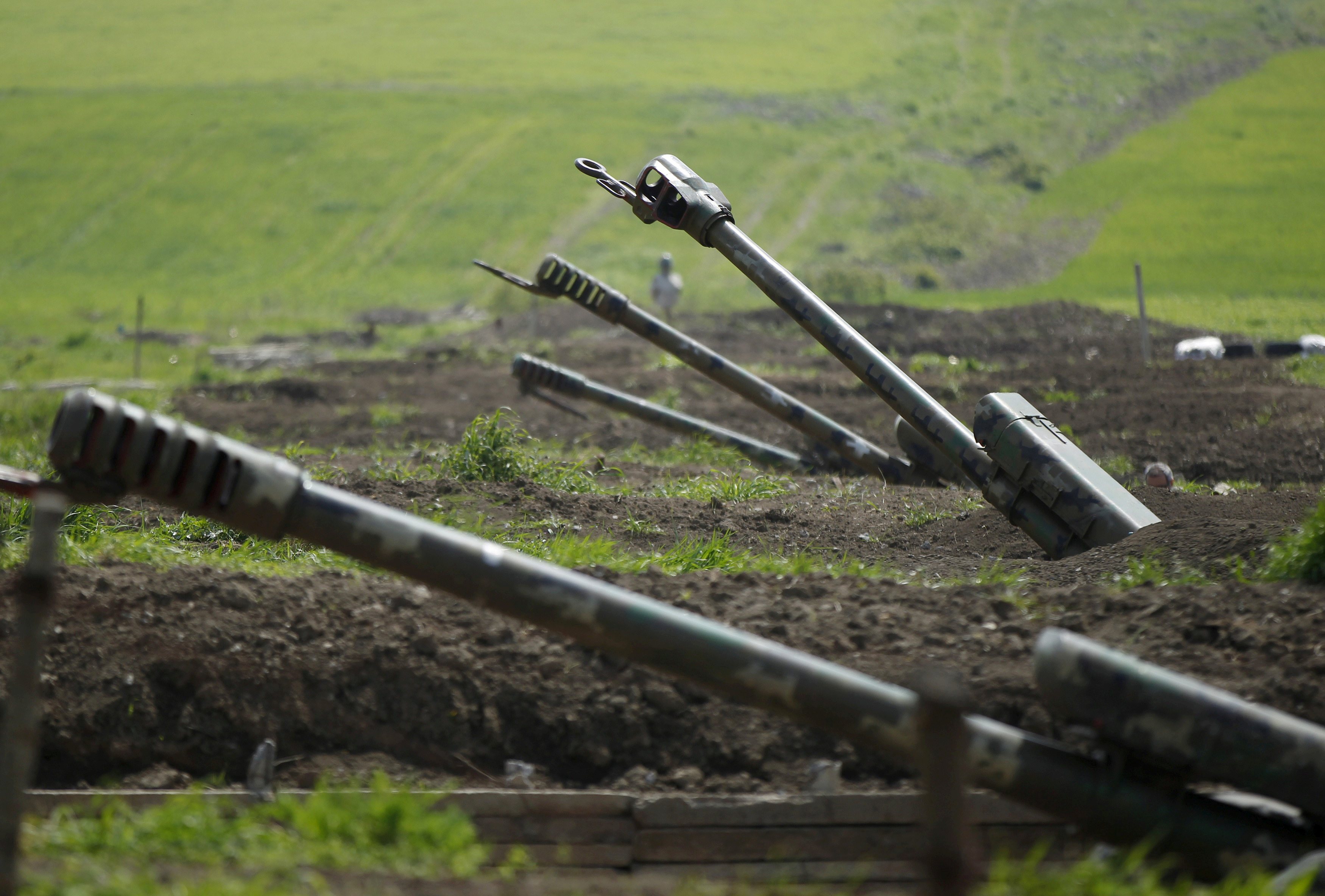 FILE PHOTO: Armenian artillery is seen near Nagorno-Karabakh's boundary, April 8, 2016. REUTERS/Staff/File Photo/File Photo