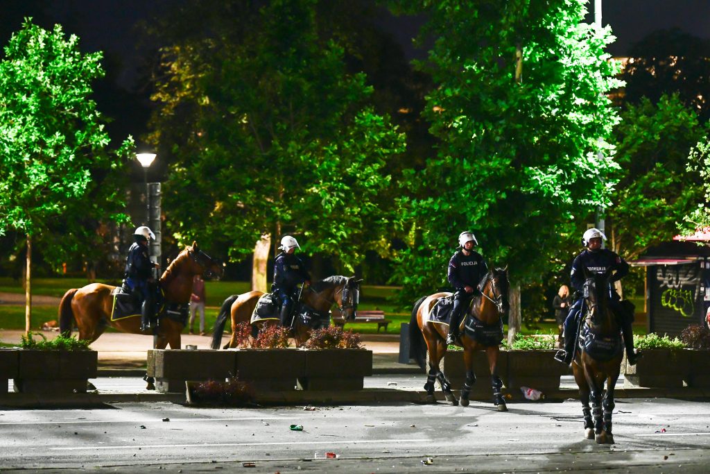 Beograd 07.07.2020. Protest ispred zgrade Narodne skupštine zbog najave uvodjenja policijskog časa. Skupština, Narodna skupština, narod, protest, demonstracija, demonstranti, policija, žandarmerija, konjica Foto: Goran Srdanov/Nova.rs