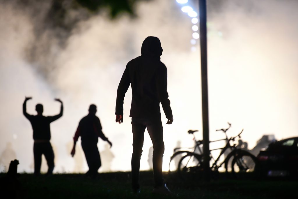 Beograd 07.07.2020. Protest ispred zgrade Narodne skupštine zbog najave uvodjenja policijskog časa. Skupština, Narodna skupština, narod, protest, demonstracija, demonstranti, policija, žandarmerija, suzavac Foto: Goran Srdanov/Nova.rs