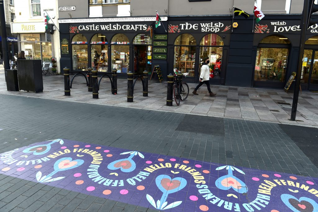 Vels, koronavirus, korona
A person wears a face mask as they walk through the city centre as the coronavirus disease (COVID-19) outbreak continues in Cardiff, Wales, Britain October 19, 2020. REUTERS/Rebecca Naden