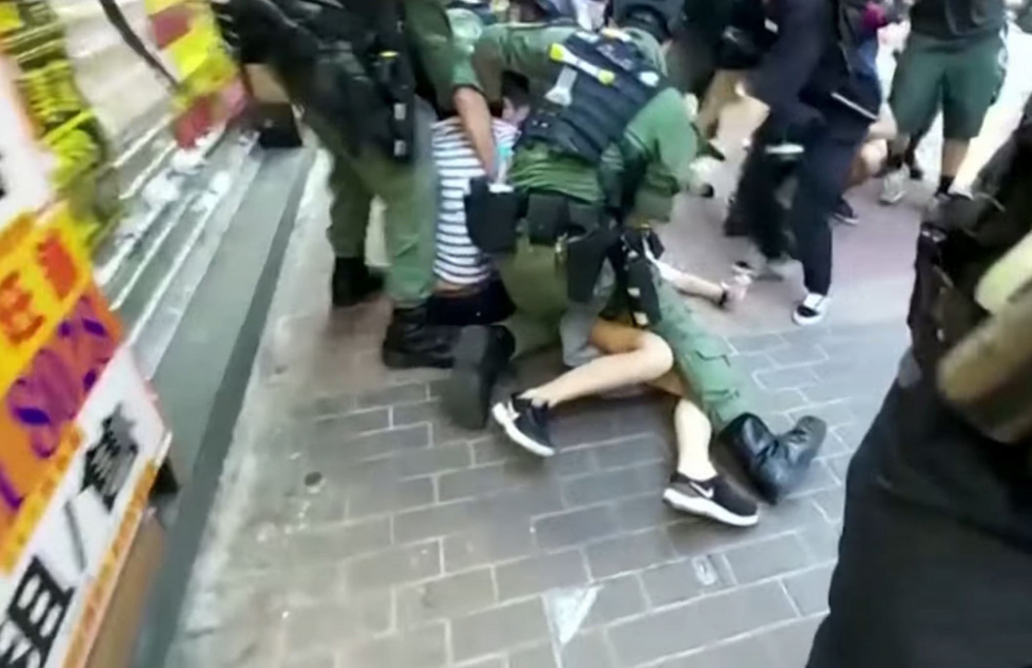 Hapšenje devojčice od 12 godina, Hong Kong Foto: Printscreen/YouTube/Guardian News