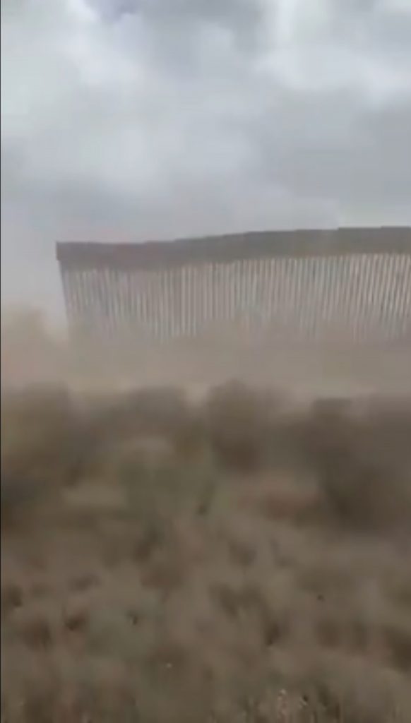 Uragan Hana, Trampov zid, uragan ruši zid Foto: Printscreen/Twitter/José
