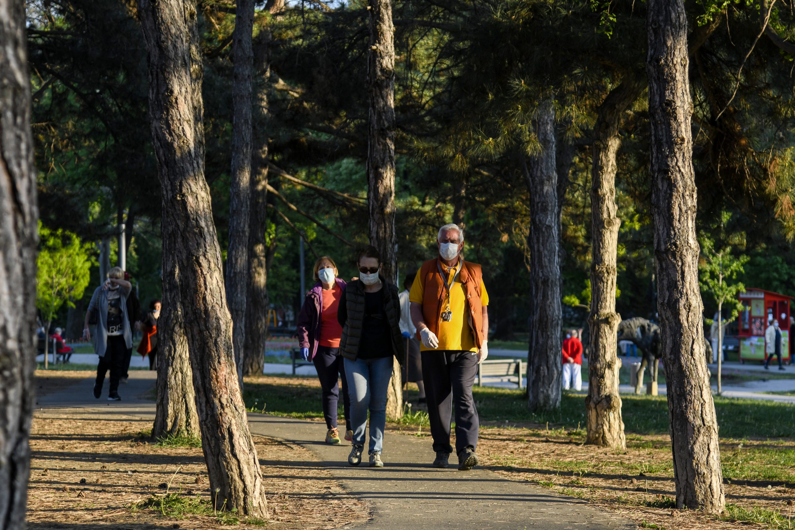 Beograd 24.04.2020. Koronavirus, penzioneri, šetnja, rekreacija, park Tašmajdan, policijski čas, zabrana kretanja Foto:Nemanja Jovanović/Nova.rs