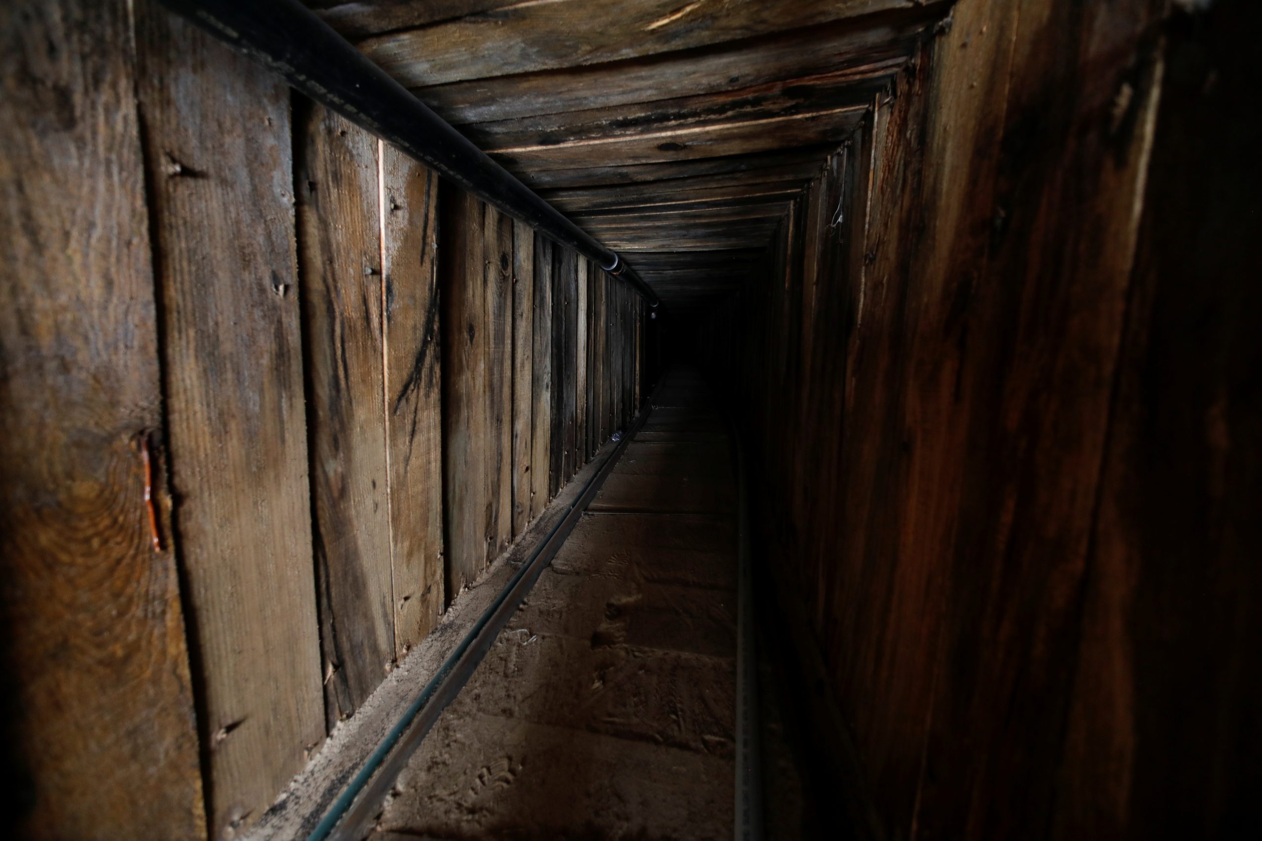 Tunel
The view from inside an unfinished cross-border tunnel found by Immigration and Customs Enforcement (ICE) officers in the sandy Sonoran desert terrain in San Luis, Arizona, U.S., August 7, 2020.      REUTERS/Mike Blake