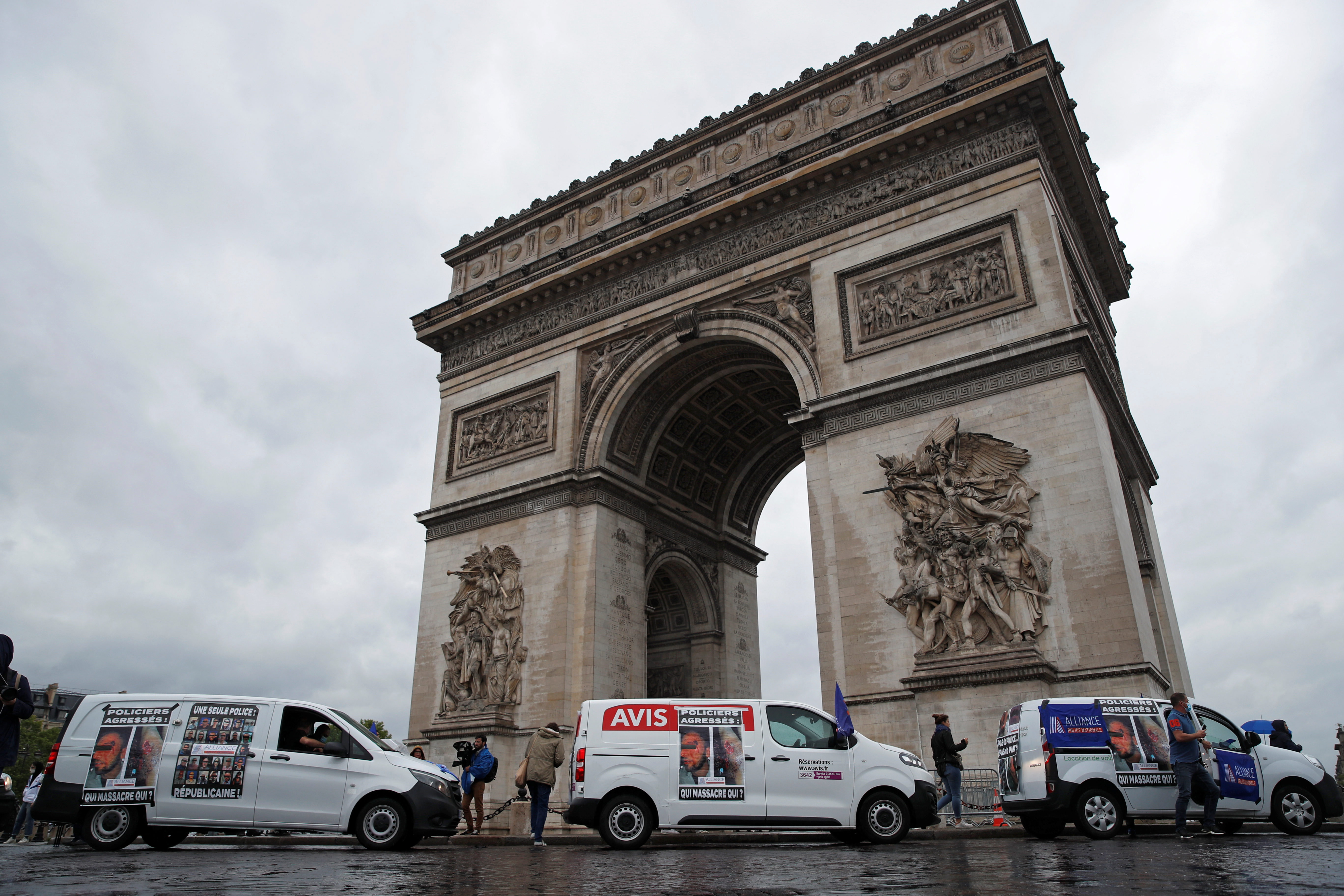 Pariz, Police officers attend a demonstration in Paris