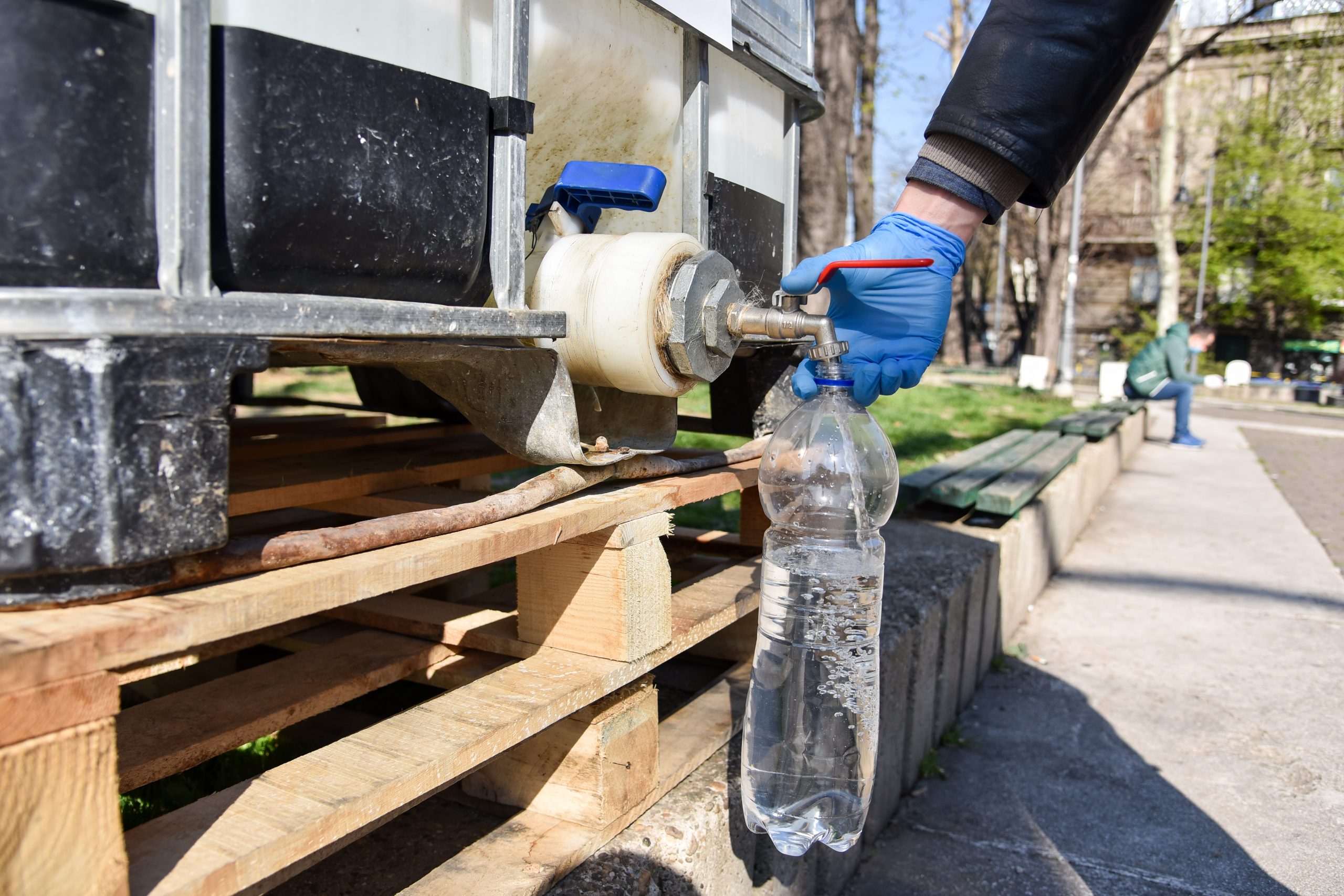 Beograd 08.04.2020. Dezinfekcija, sredstvo za dezinfekciju, opštine dele i toce građanima sredstva za dezinfekciju kao sredstvo u borbi protiv koronavirusa Foto:Nemanja Jovanović/ Nova.rs