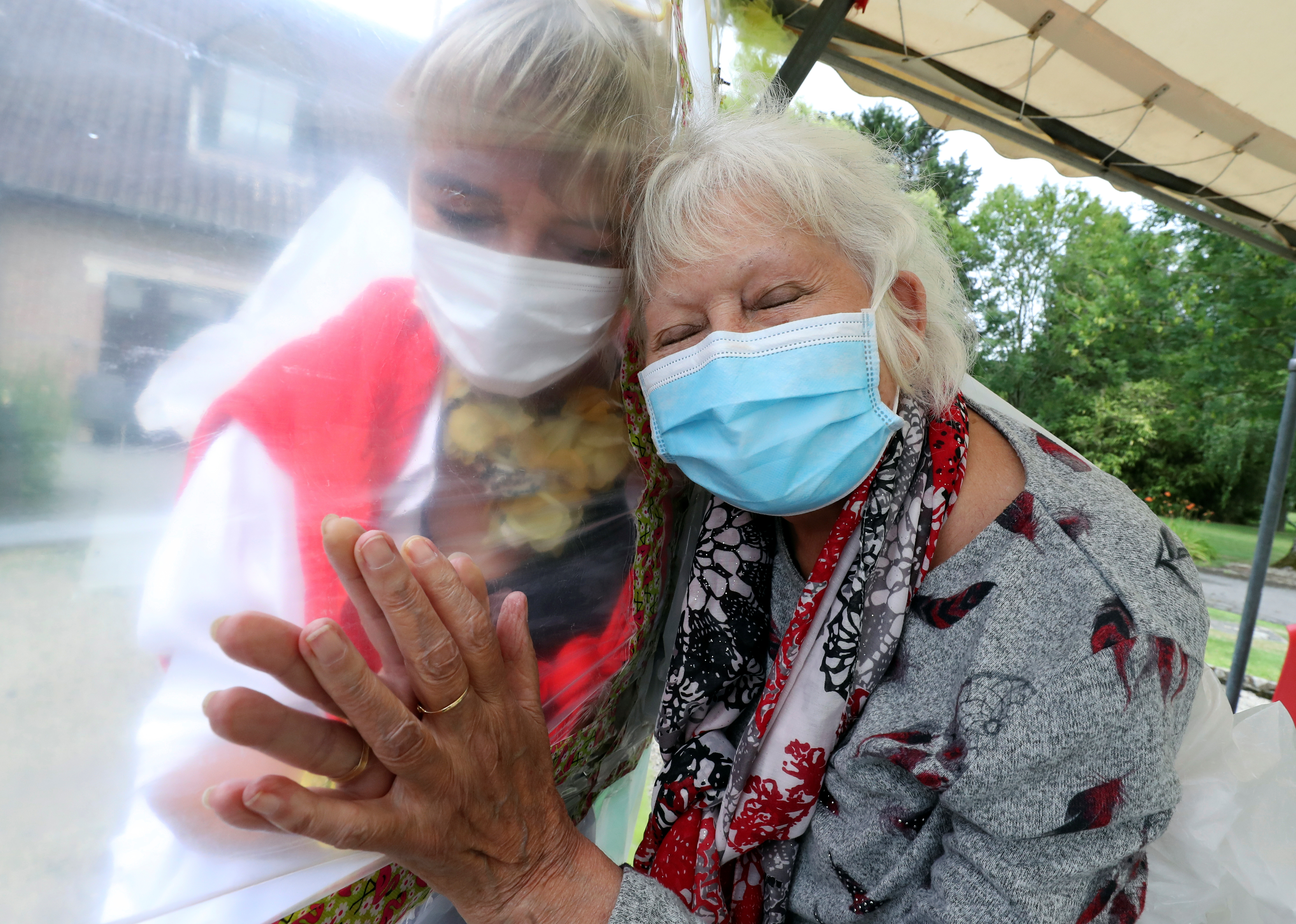 Zavesa za zagrljaje, Residents at Belgian nursing home  "Le Jardin de Picardie"  enjoy hugs and cuddle through a wall made with plastic sheets to protect against potential COVID-19 infection in Peruwelz