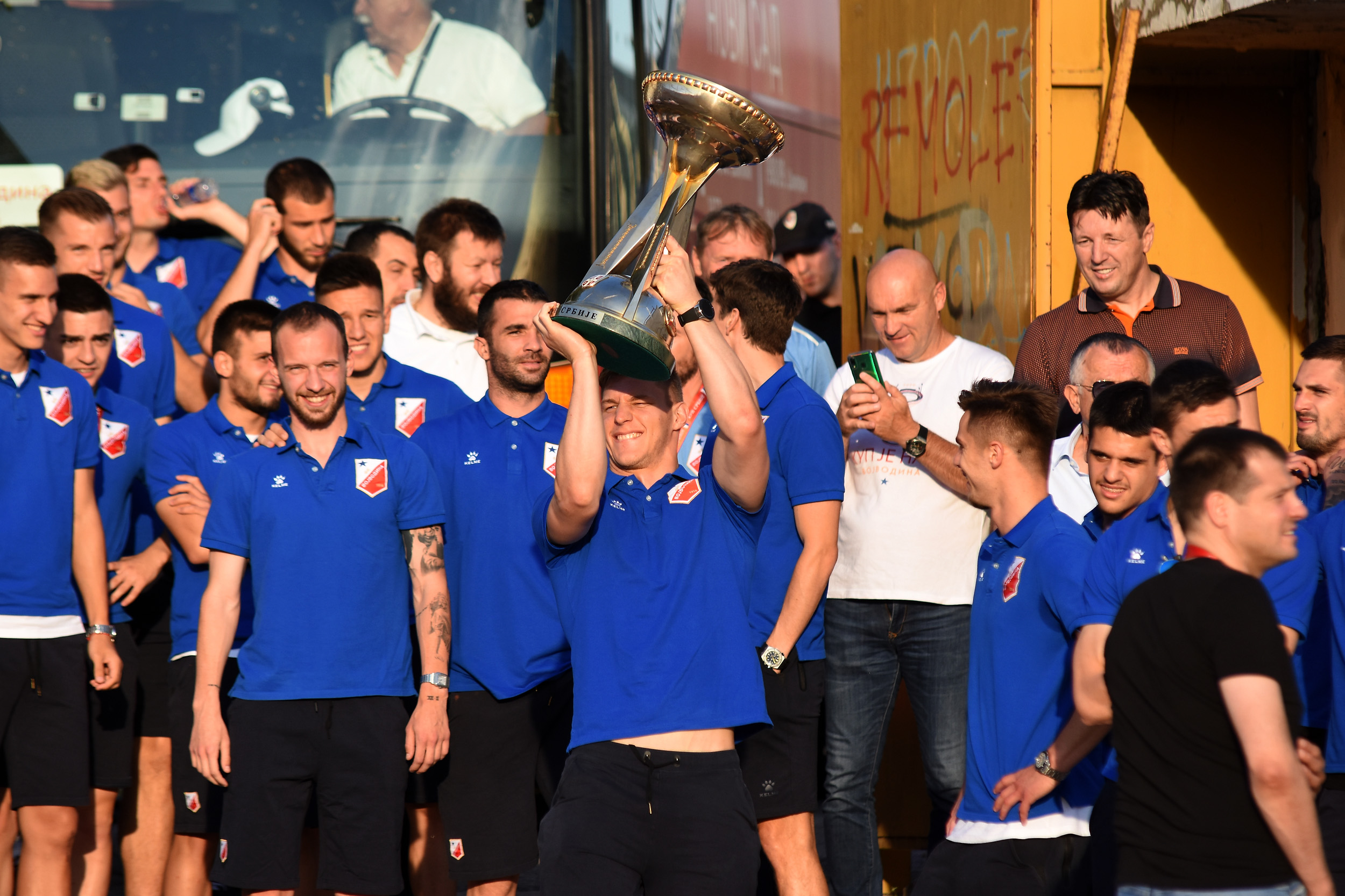 Novi Sad 25. jun 2020. Fudbaleri Vojvodine proslavljajiu titulu sa navijacima Foto:Nova.rs