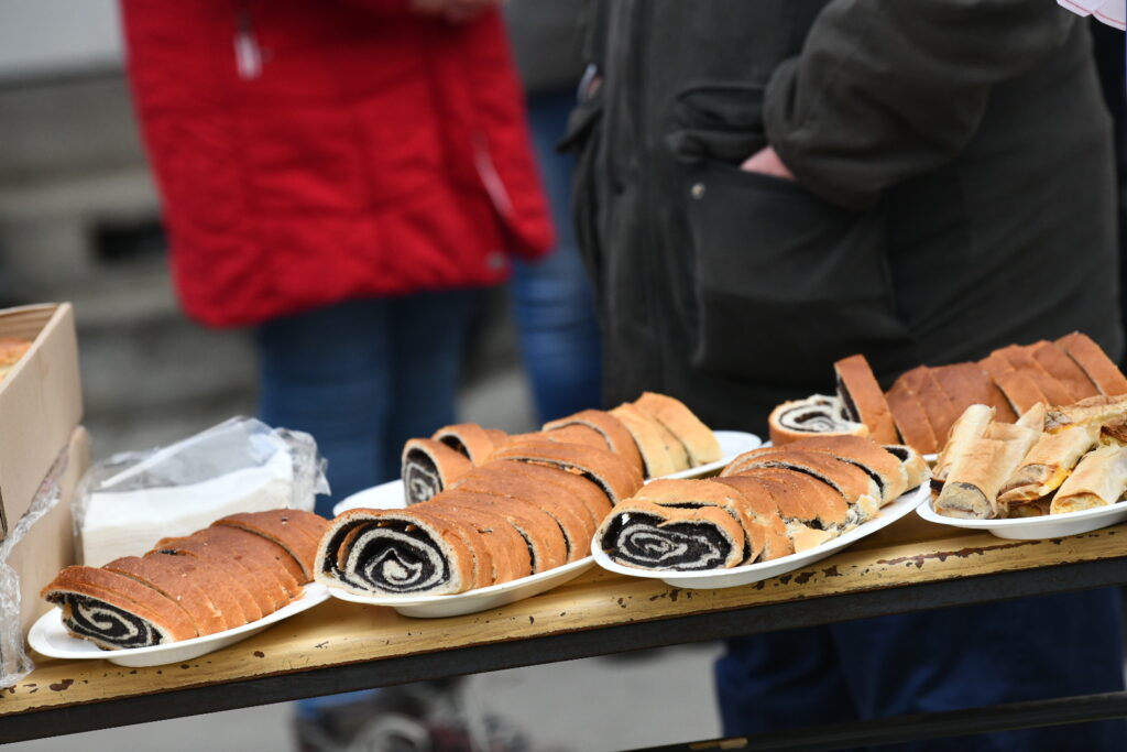 Vršac 23. februar 2025. Protestni skup u Vršcu „Iz Banata iz inata“ štrudla sa makom makovnjača Foto:Vesna Lalić/Nova.rs