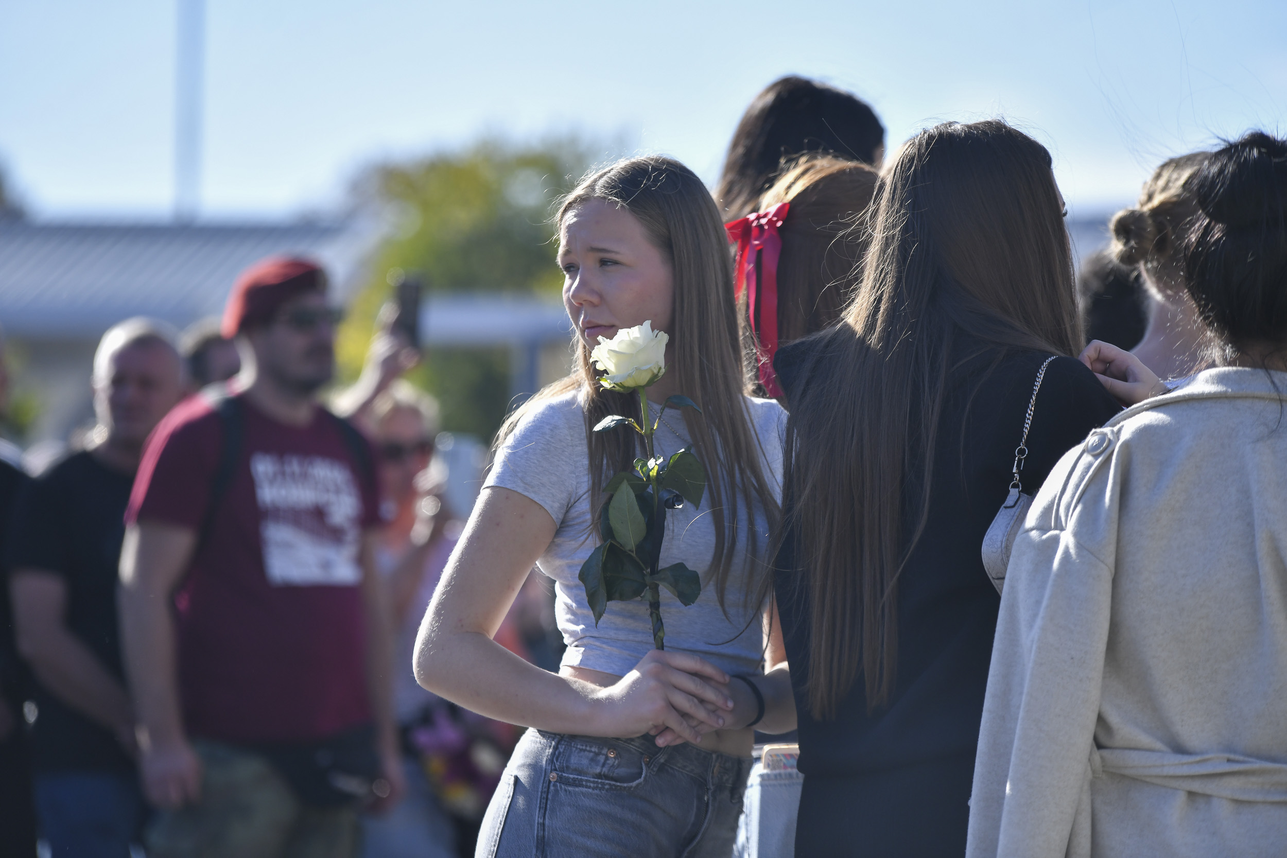 Novi Sad, 1.11.2025. Godinu dana od pada nadstrešnice i pogibije 16 ljudi, komemorativni skup, skupili se građani iz svih delova Srbije, kod Železničke stanice, pomen,  Foto: Nenad Mihajlović/Nova.rs