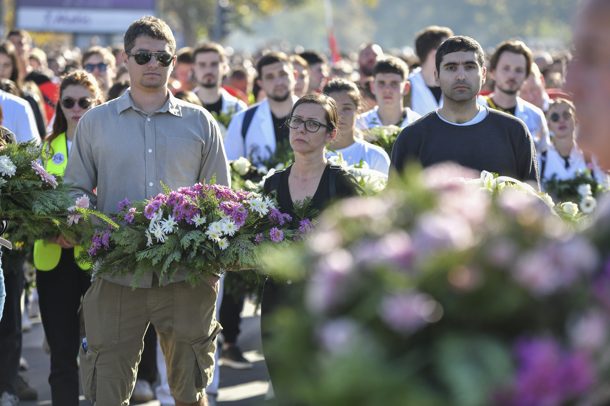 Novi Sad, 1.11.2025. Godinu dana od pada nadstrešnice i pogibije 16 ljudi, komemorativni skup, skupili se građani iz svih delova Srbije, kod Železničke stanice, pomen,  Foto: Nenad Mihajlović/Nova.rs