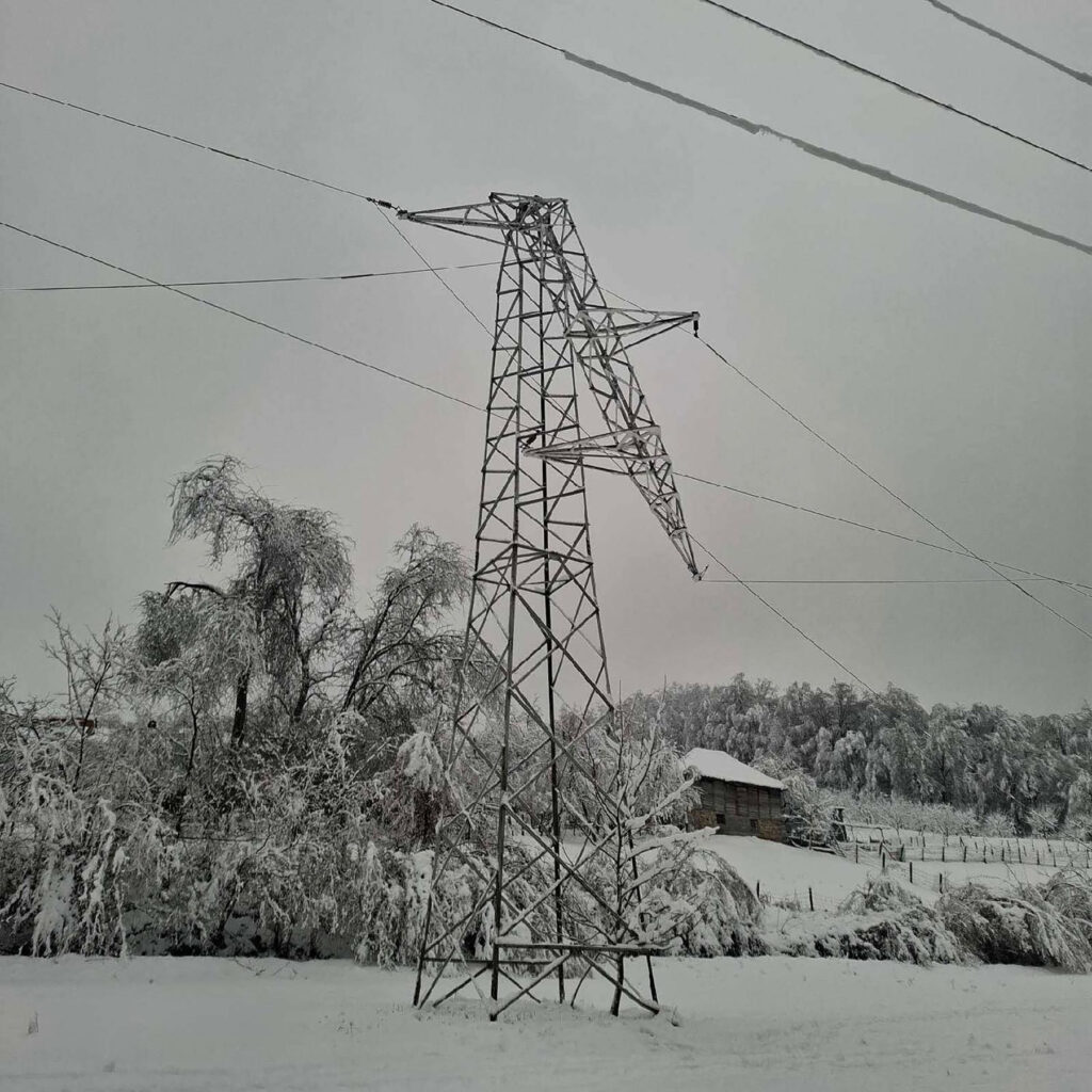 Mesto: Zapadna Srbija
Datum: Tue Jan 06 18:58:25 CET 2026
Dogadjaj: DRUŠTVO - ekipe Elektrodistribucije Srbije, sanirale su veliku većinu kvarova na distributinoj mreži na prostoru Zapadne Srbije, 
Izvor: FoNet/EPS