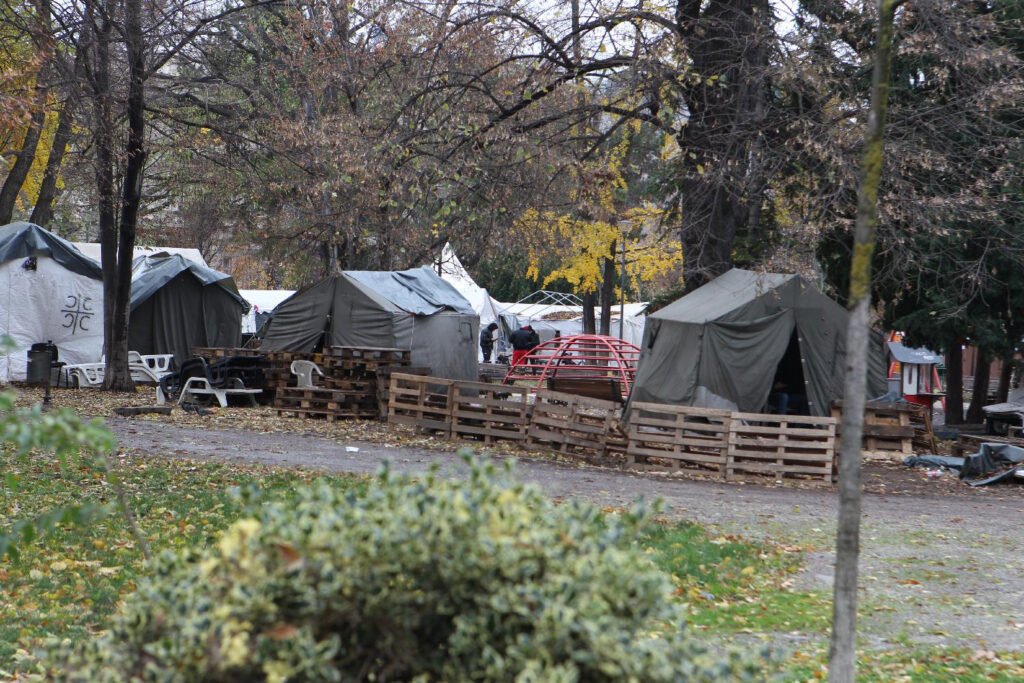 Mesto: Beograd
Datum: Wed Nov 26 14:59:49 CET 2025
Dogadjaj: DRUŠTVO/POLITIKA - Šatorsko nasilje, nezvačno poznato kao Ćacilend, u Pionirskom parku, nadomak Skupštine Srbije
Fotoreporter: Relja Jarkovački
Izvor: FoNet