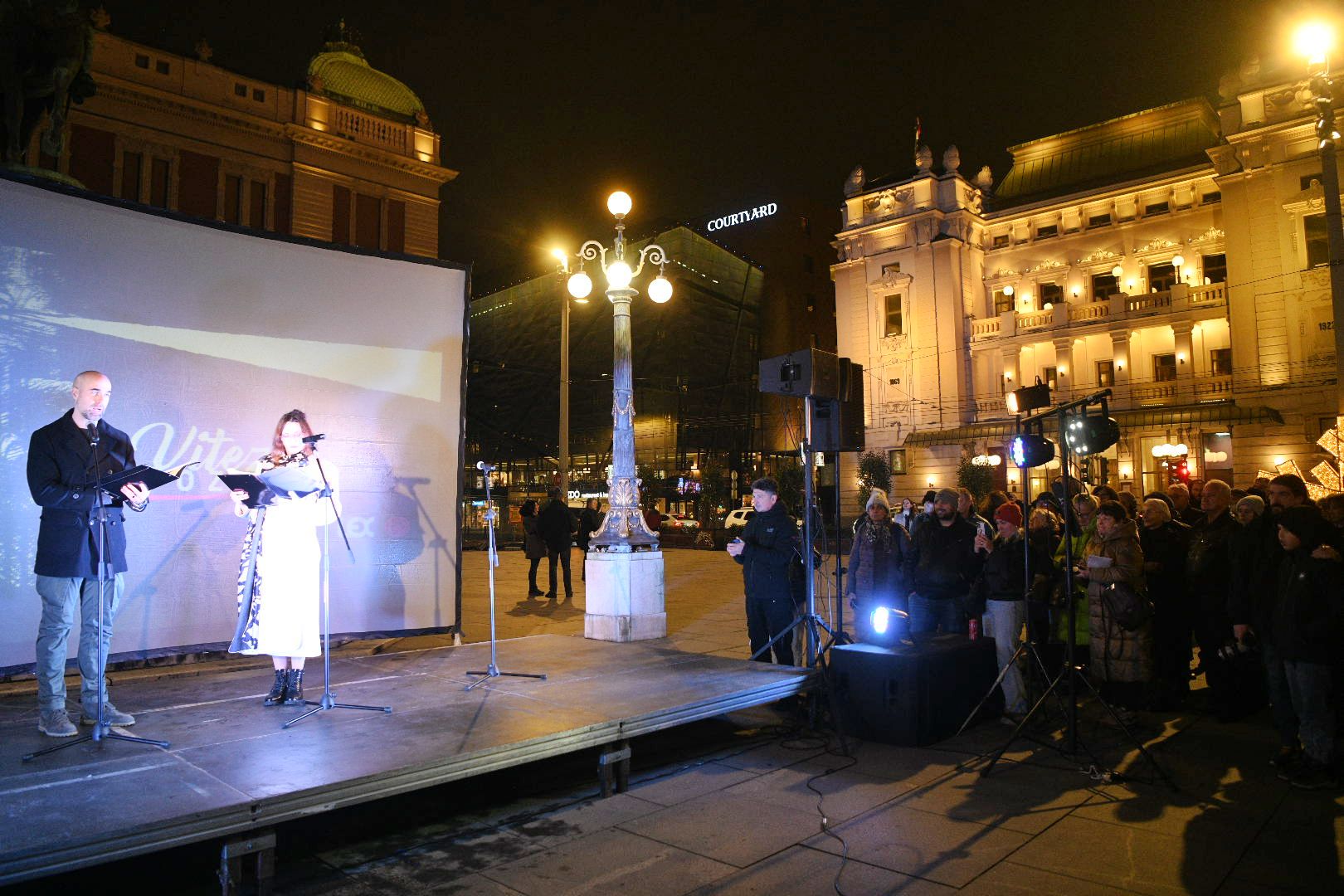 Ispred Narodnog pozorišta, na Trgu republike, okupili su se građani i dobitnici nagrade Vitez poziva foto Filip Kraincanic Nova rs (2)
