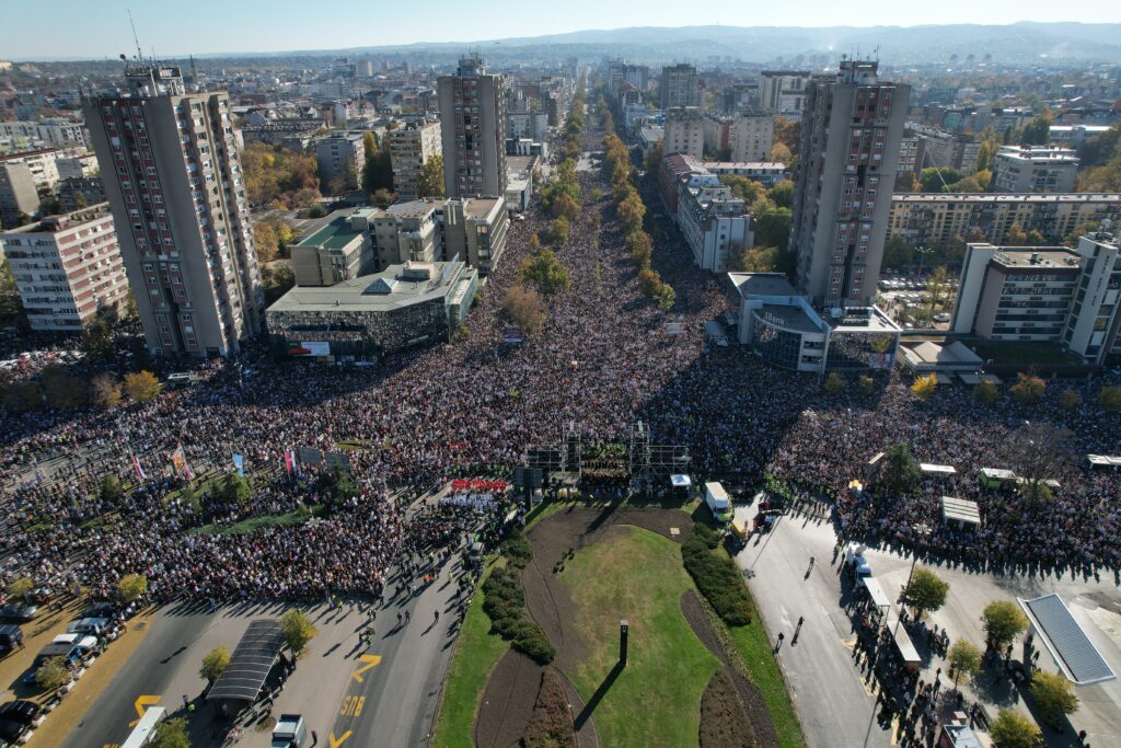 Novi Sad, 1.11.2025. Godinu dana od pada nadstrešnice i pogibije 16 ljudi, komemorativni skup, skupili se građani iz svih delova Srbije, skupljanje kod Železničke stanice,pomen Foto: Amir Hamzagić/Nova.rs DRON