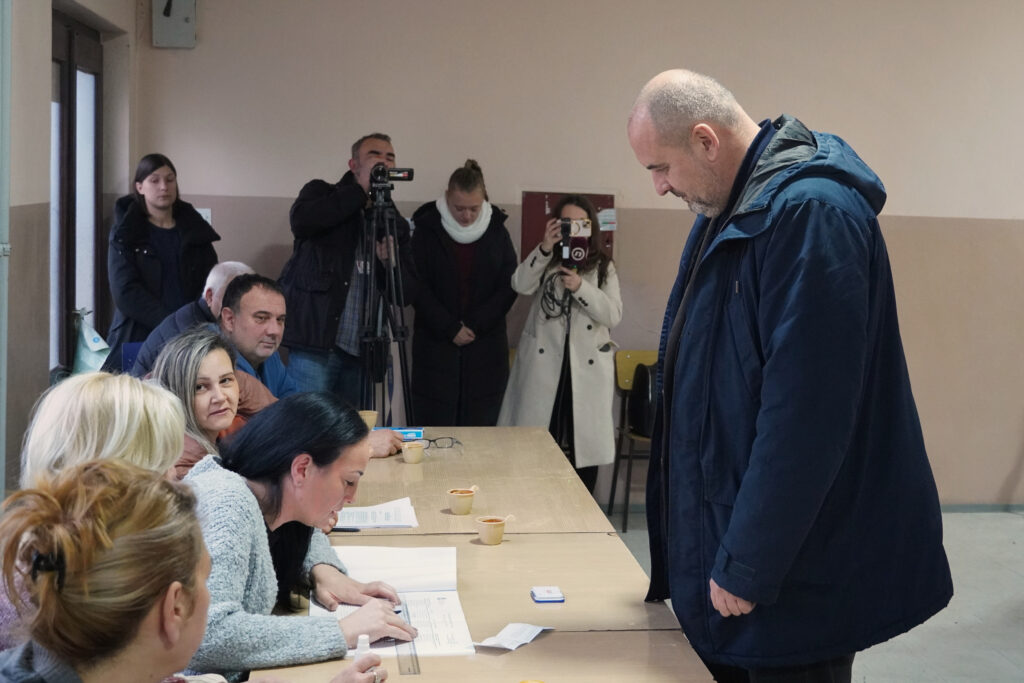 1764495995-negotin_glasanje_velickovic_30112025_0003-1024x683.jpg