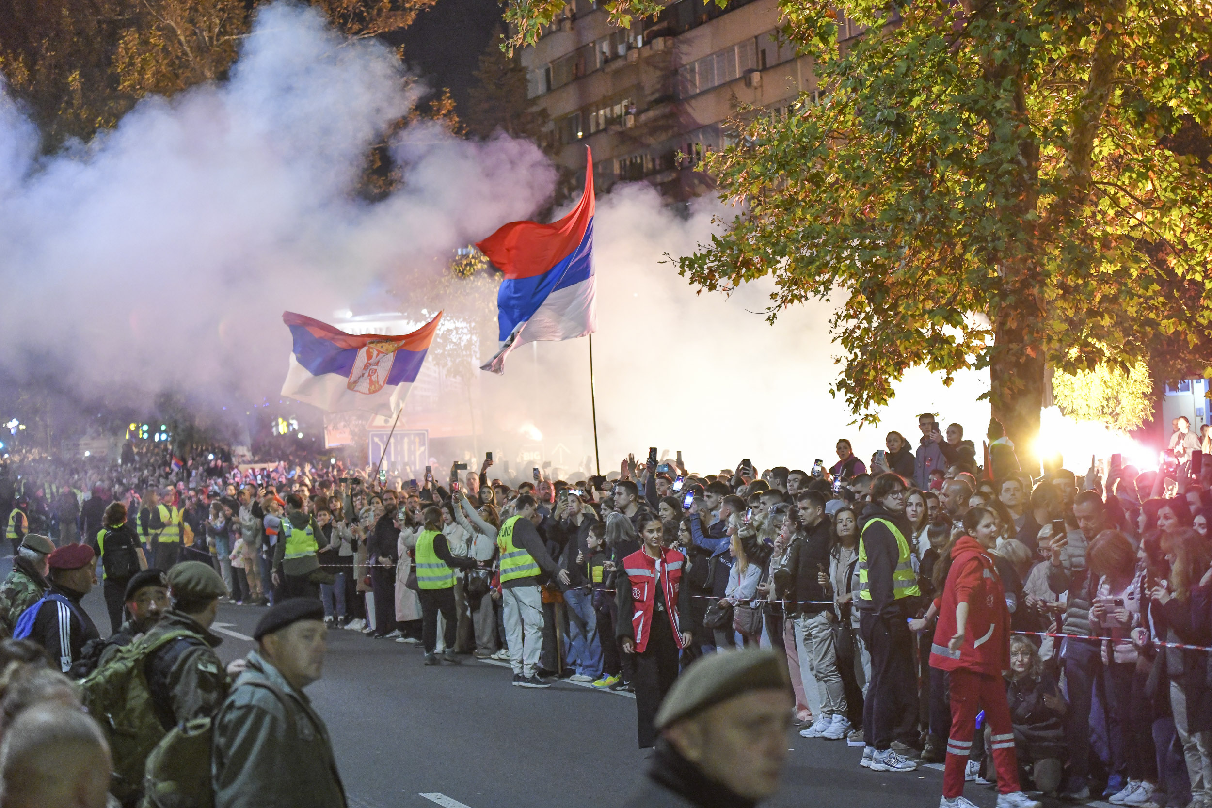 Novi Sad 31.10.2025. Građani dočekuju studente koji pešače do Novog Sada kako bi pristustvovali komemorativnom skupu 01. novmebra. Studenti, doček, građani Foto: Nenad Mihajlović/Nova.rs BEZ POTPISA
