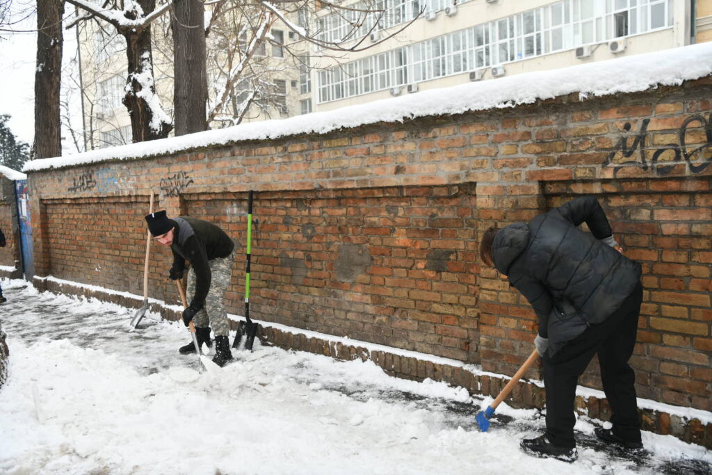 Beograd 09.01.2025. Zemunska bolnica i odeljenje pedijatrije, pedijatrija, sneg, čišćenje snega, studentska akcija čišćenja snega, Zemun Foto: Goran Srdanov/Nova.rs