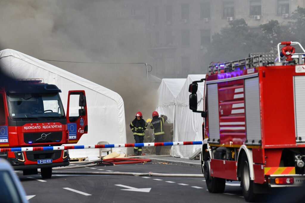 Beograd 22.10.2025. Požar ispred skupštine, ćacilend gori