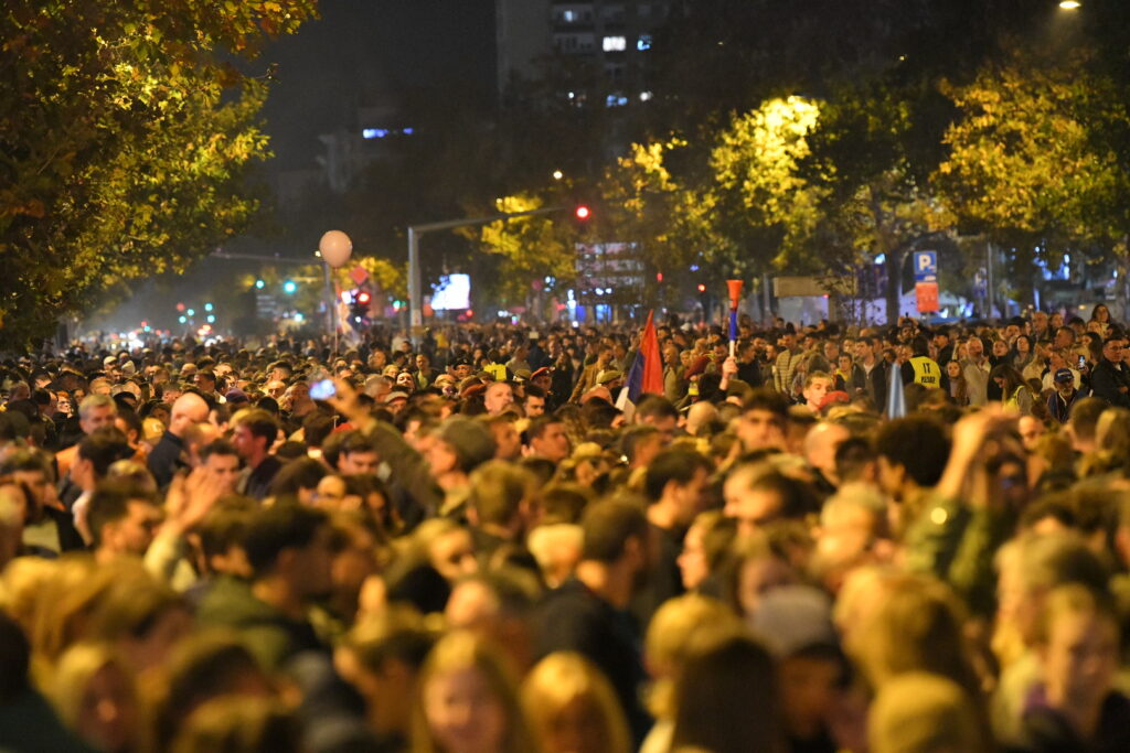 Novi Sad 31.10.2025. Građani dočekuju studente koji pešače do Novog Sada kako bi pristustvovali komemorativnom skupu 01. novmebra. Studenti, doček, građani Foto: Amir Hamzagić/Nova.rs