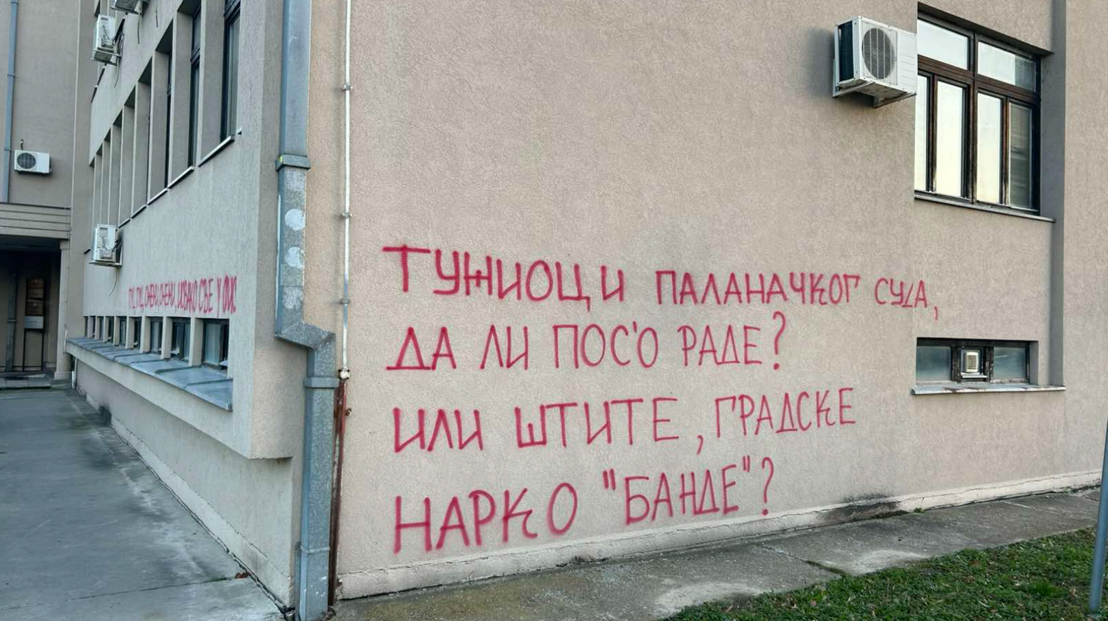 poruka na zgradi Osnovnog suda u bačkoj palanci