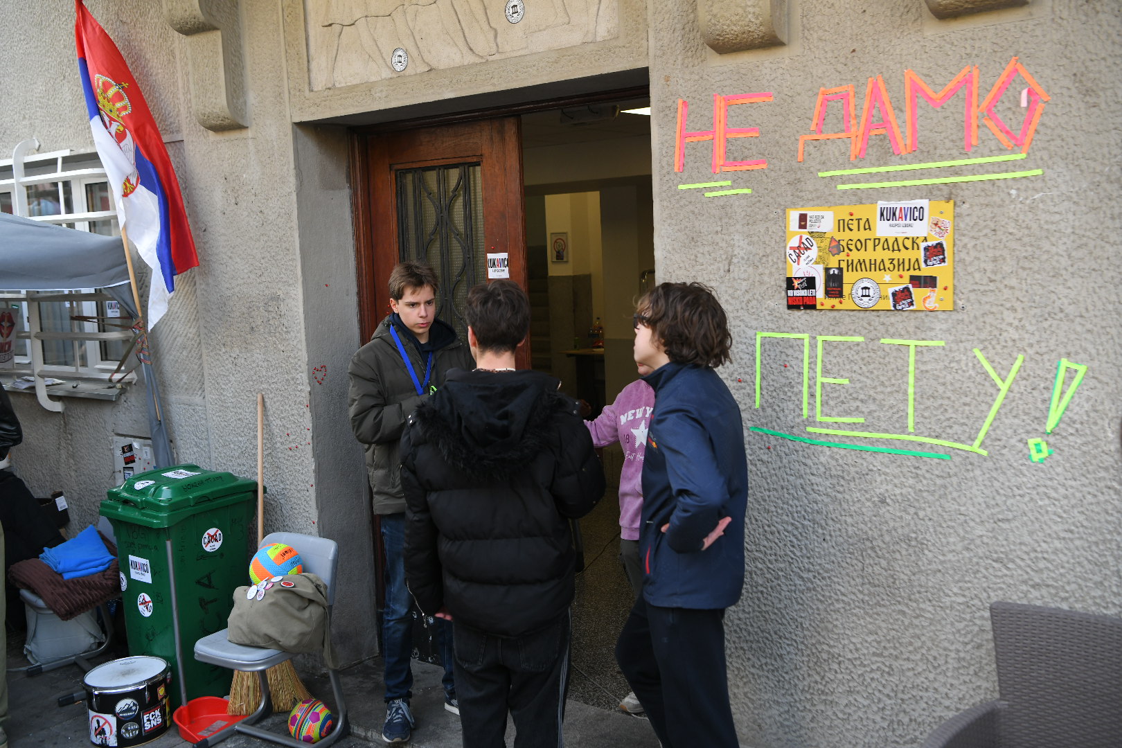 Beograd, 20.10.2025. Peta gimnazija, protest, jednodnevni bojkot nastave u Prvoj gimnaziji u znak podrške đacima Pete gimnazije, Ucenici prve usli na plenum pete gimnazije Foto: Amir Hamzagić/Nova.rs
