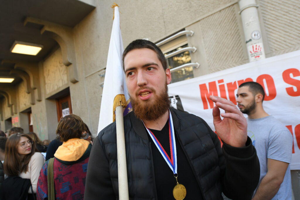Beograd 29.10.2025. Peta beogradska gimnazija, studenti iz Novog Pazara ispred pete beogradske gimnazije Foto: Amir Hamzagić/Nova.rs