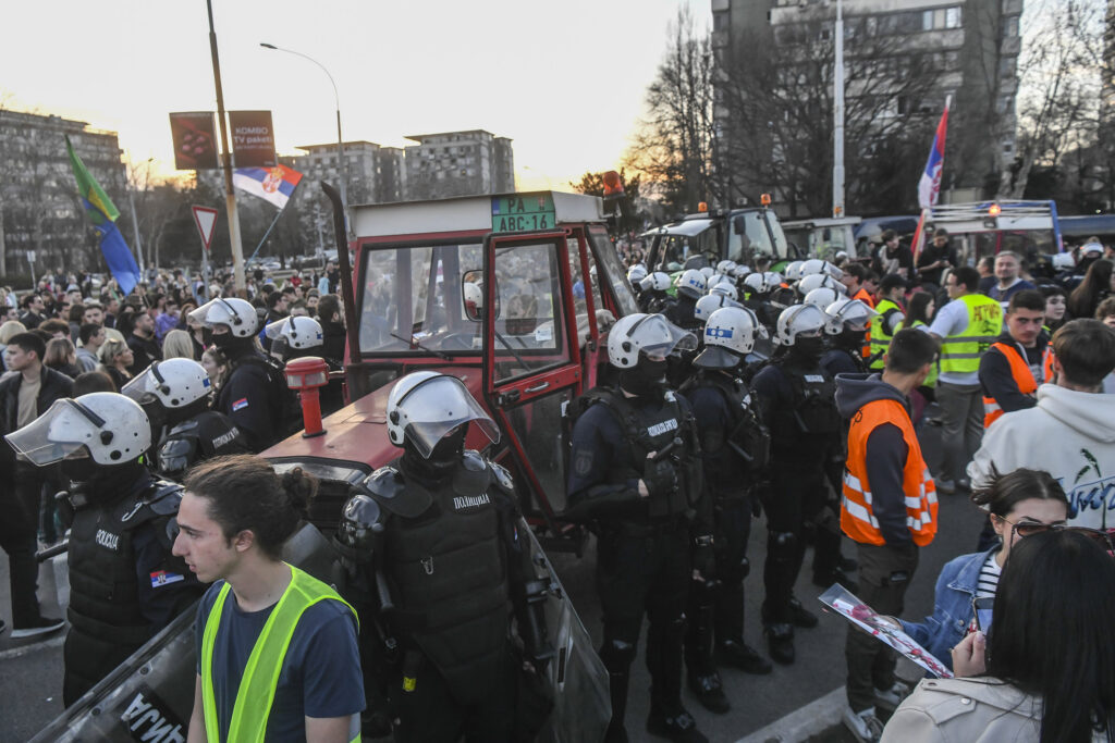 1741513769-rame-uz-rame-radnici-i-studenti-kruzni-tok-nbg-policija-080325-foto-goran-srdanov-nova-rs-19-1024x683.jpg