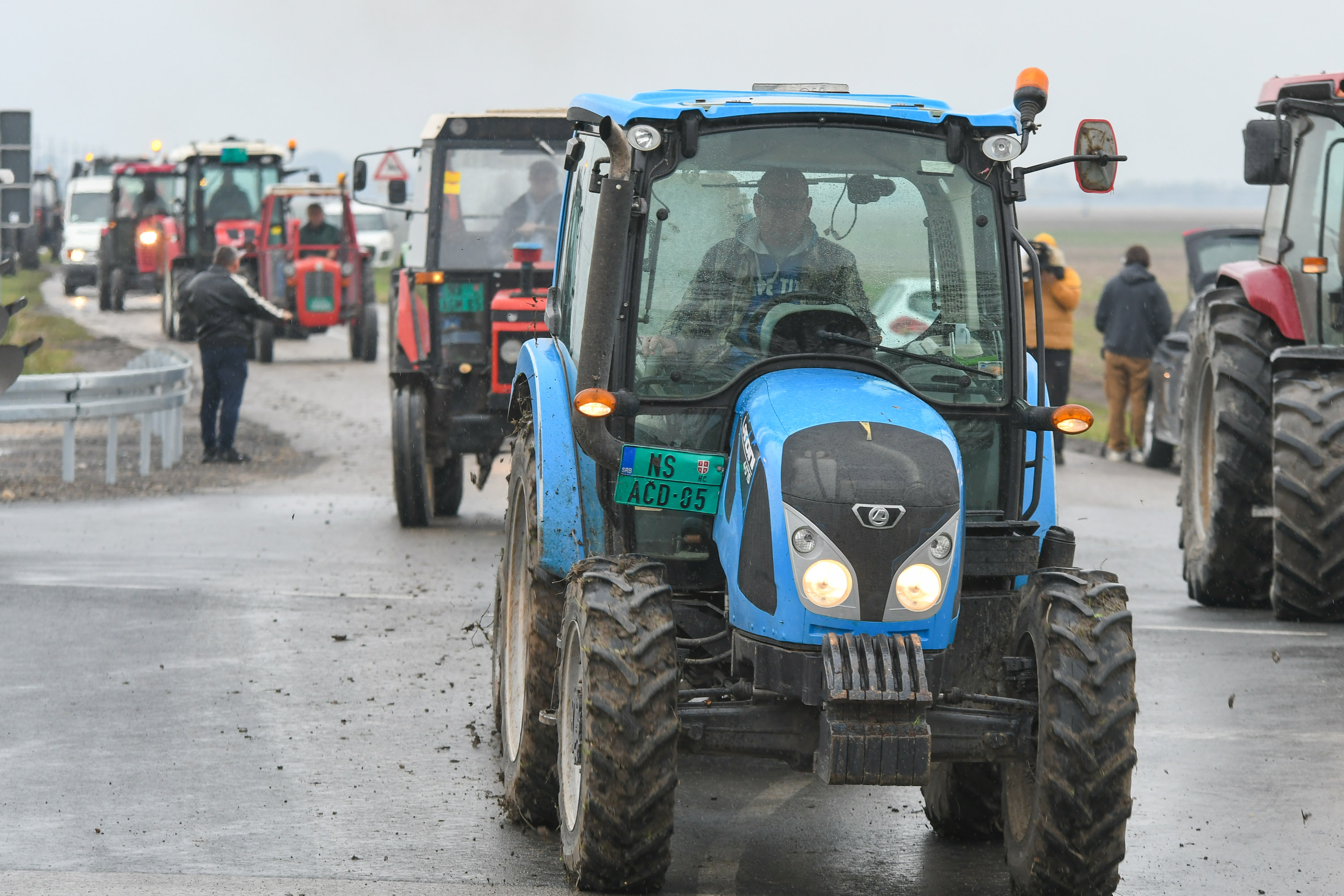 Novi Sad 03. oktobar 2024. Protest paora kod Rumenke i Backog Petrovca, paori, poljoprivrednici. traktori Foto:Nenad Mihajlović/Nova.rs