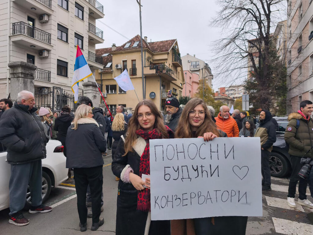 Mesto: Beograd
Datum: Wed Nov 26 14:36:59 CET 2025
Dogadjaj: DRUŠTVO/POLITIKA - Podrška zaposlenima Zavoda za zaštitu spomenika u organizaciji zbora građana Stari grad
Fotoreporter: Aleksandar Mijailović
Izvor: FoNet
