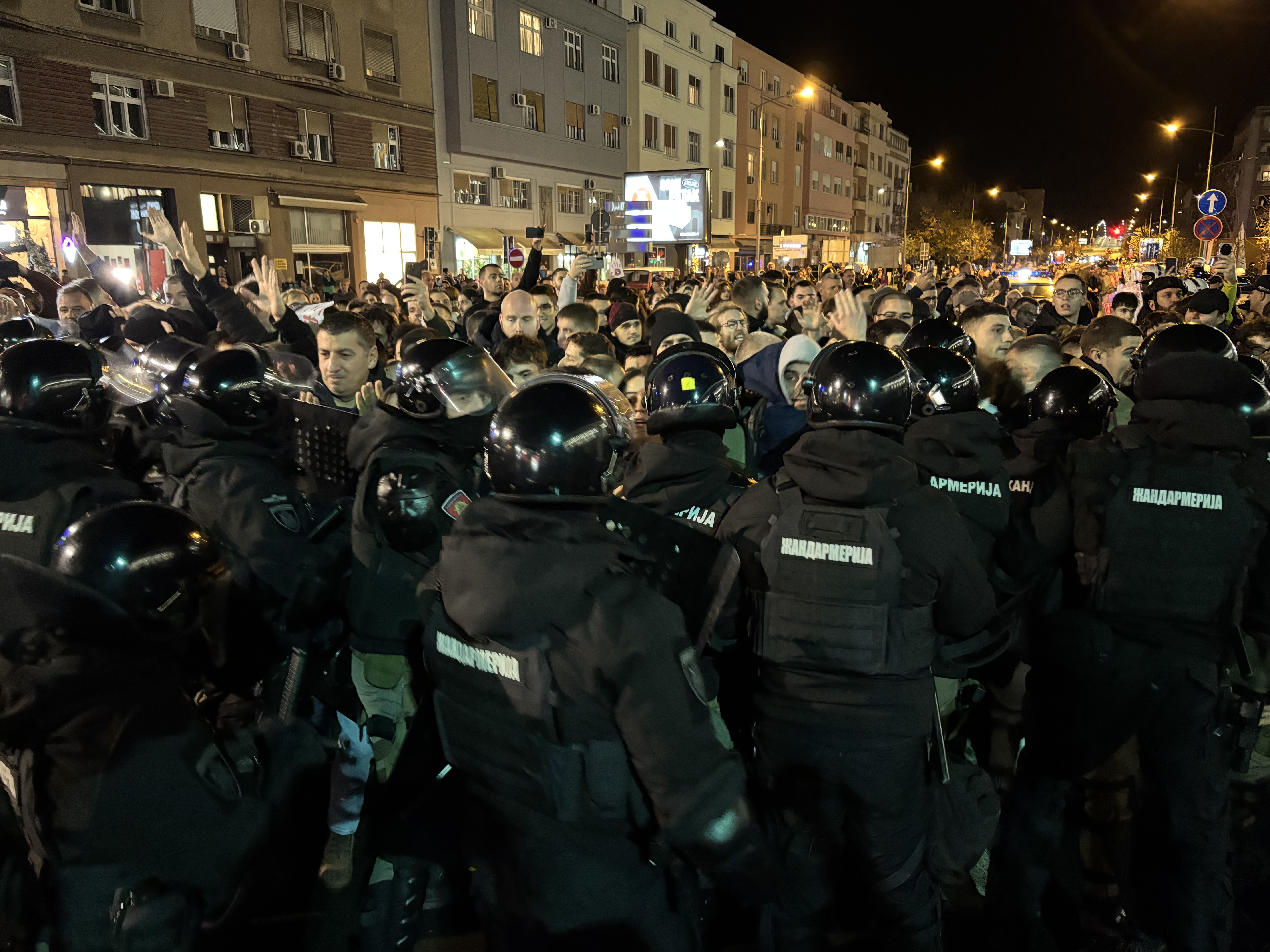 Novi Sad 17. novembar 2025. Guranje gradjana i policije ispred Banovine, policija pokusava da odšlepa autobus Milomira Jaćimovića koji štrajkuje glađu Foto:Nova.rs