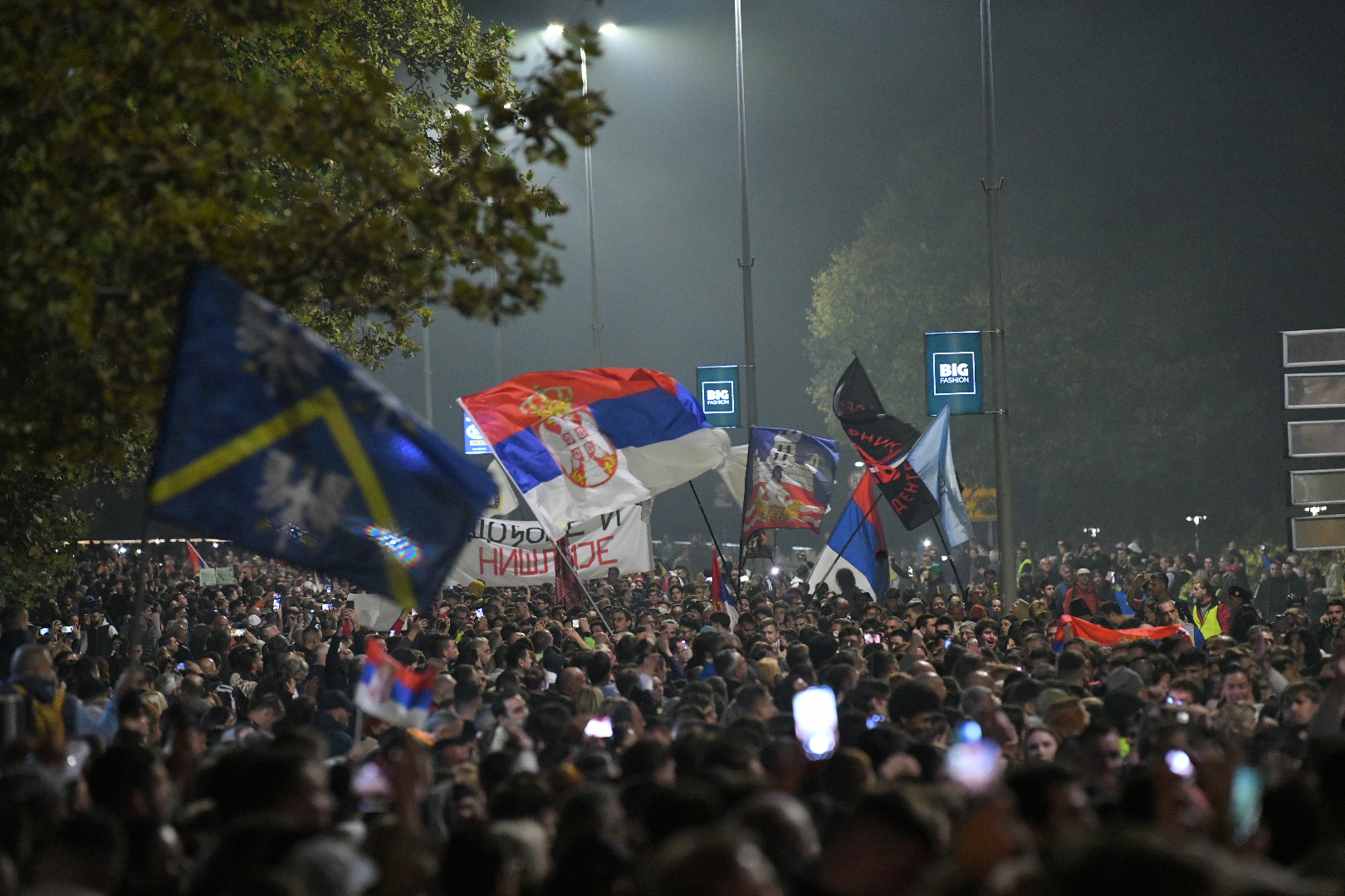 Novi Sad 31.10.2025. Beograđani, najduža kolona pešaka. Građani dočekuju studente koji pešače do Novog Sada kako bi pristustvovali komemorativnom skupu 01. novmebra. Studenti, doček, građani Foto: Amir Hamzagić/Nova.rs