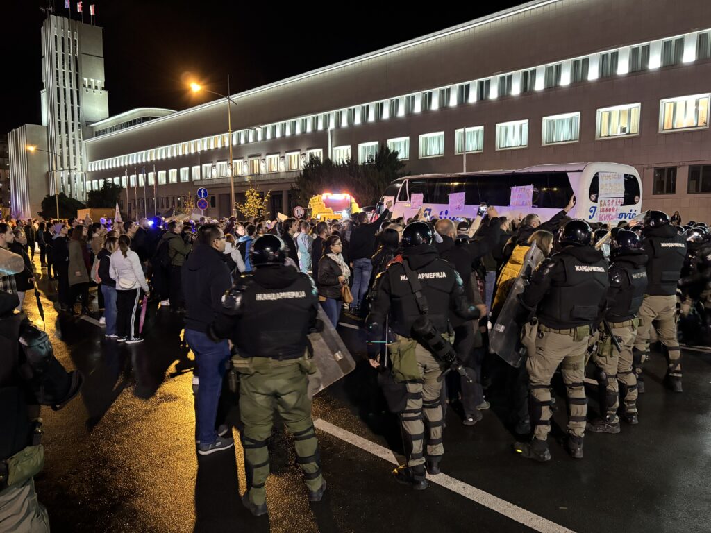 Novi Sad 17. novembar 2025. Guranje gradjana i policije ispred Banovine, policija pokusava da odšlepa autobus Milomira Jaćimovića koji štrajkuje glađu Foto:Nova.rs