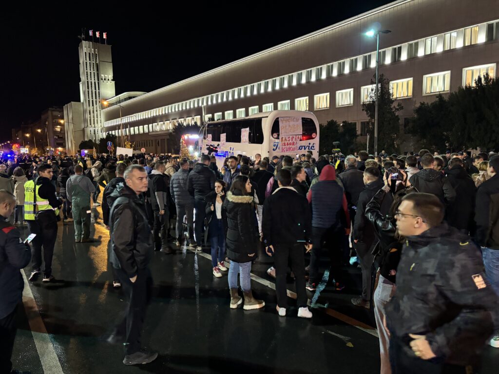 Novi Sad 17. novembar 2025. Guranje gradjana i policije ispred Banovine, policija pokusava da odšlepa autobus Milomira Jaćimovića koji štrajkuje glađu Foto:Nova.rs