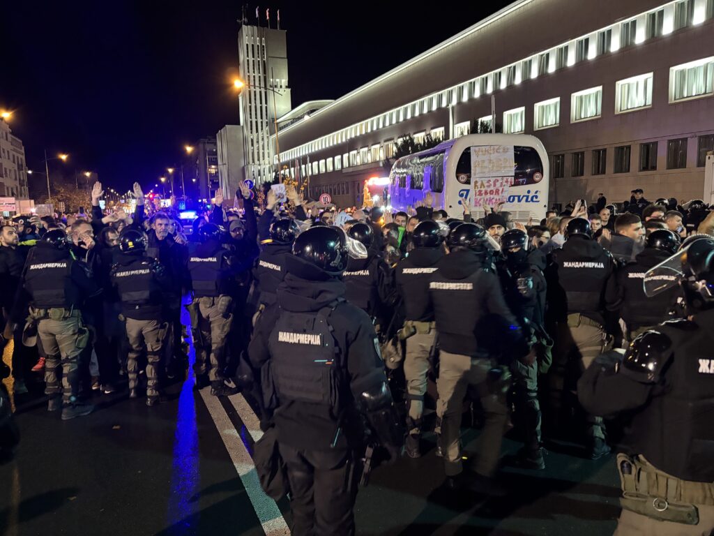 Novi Sad 17. novembar 2025. Guranje gradjana i policije ispred Banovine, policija pokusava da odšlepa autobus Milomira Jaćimovića koji štrajkuje glađu Foto:Nova.rs
