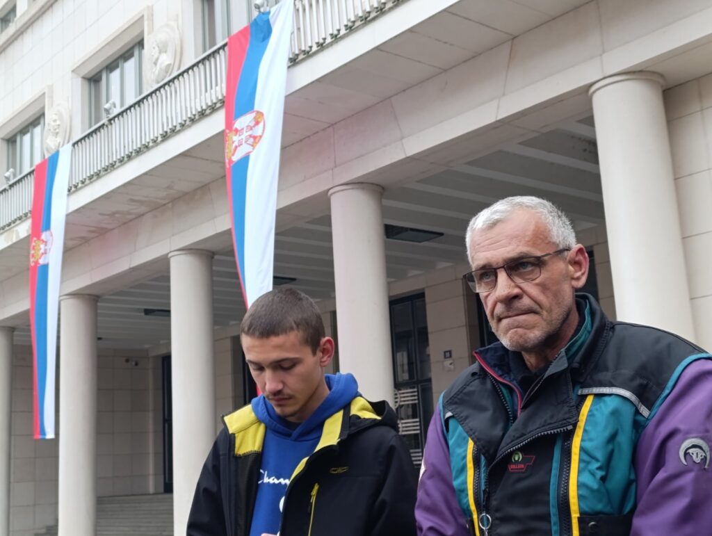 Novi Sad 13.11.2025.  Milan Jaćimović i Milomir Jaćimović. Četvrti dan štajka glađu Milomira Jaćimovića i njegovog maloletnog sina Milana Jaćimovića. Skup podrške Jaćimovićima ispred zgrade Banovine. Foto: Nenad Mihajlović/Nova.rs BEZ POTPISA