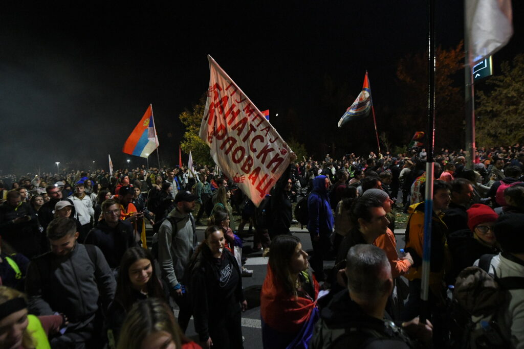 Novi Sad 31.10.2025. Beograđani, najduža kolona pešaka. Građani dočekuju studente koji pešače do Novog Sada kako bi pristustvovali komemorativnom skupu 01. novmebra. Studenti, doček, građani Foto: Amir Hamzagić/Nova.rs