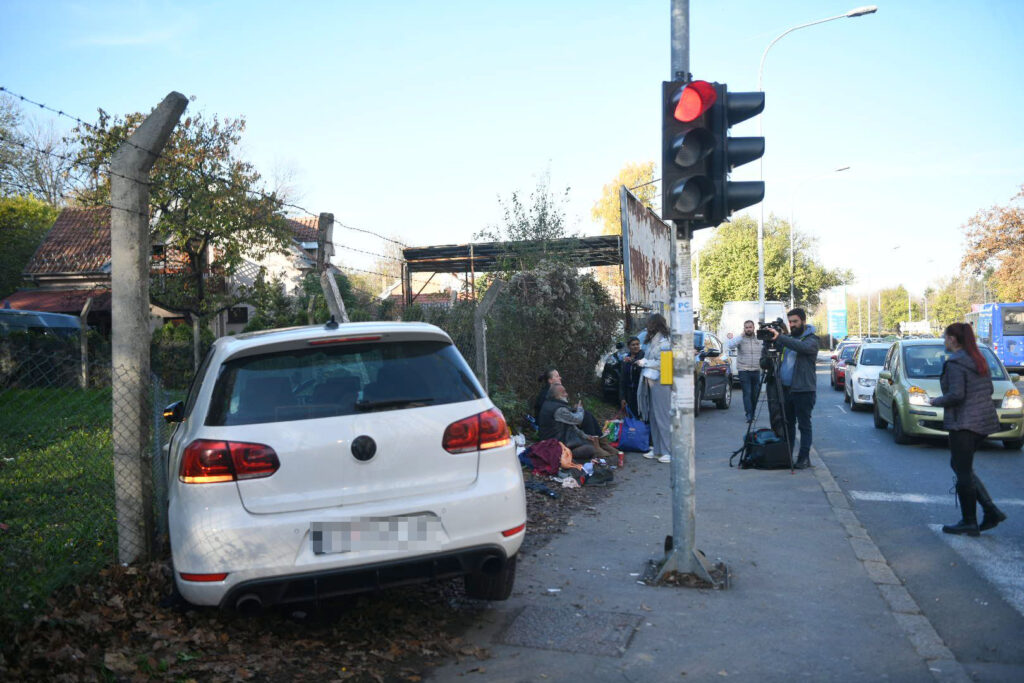 Beograd 14.11.2025. Teška saobraćajna nesreća, automobil uleteo u grupu ljudi na Banjici u blizini pet solitera. Nesreća, automobil, policiija, uviđaj, hronika Foto: Filip Krainčanić/Nova.rs
