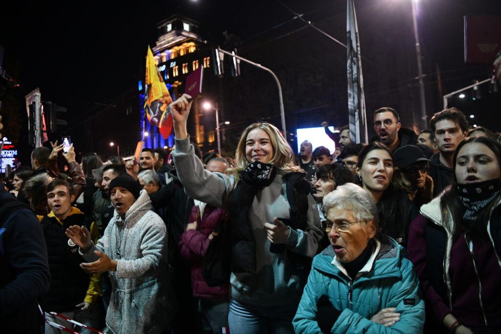 Beograd 05. novembar 2025. Skup podrske Dijani Hrki koja cetvrti dan strajkuje gladju ispred skupštine Srbije Foto:Goran Srdanov/Nova.rs